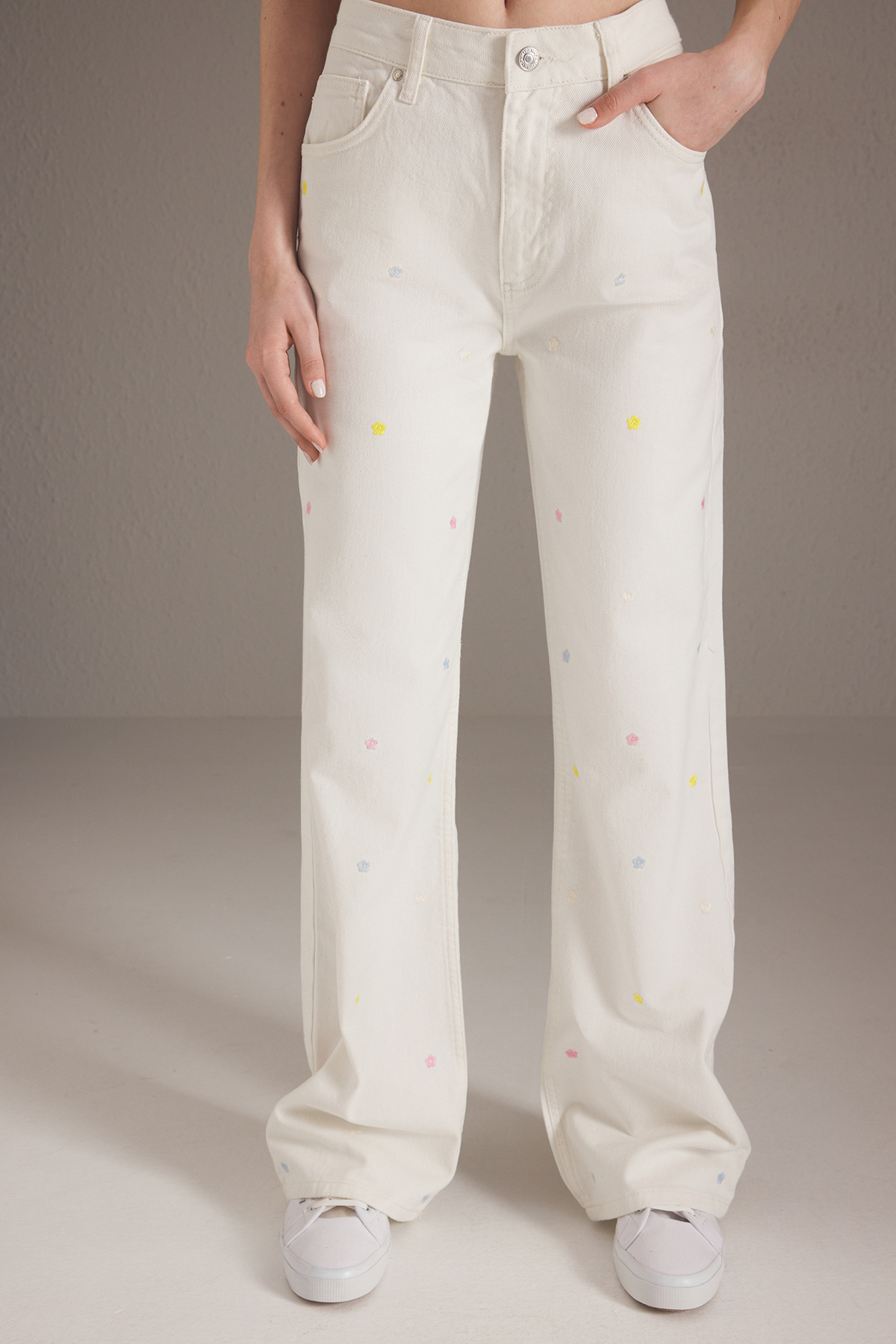 Trendyolmilla  Beyaz Çiçek Nakışlı Normal Bel Wide Leg Jeans TWOSS25JE00232 - Görsel 3