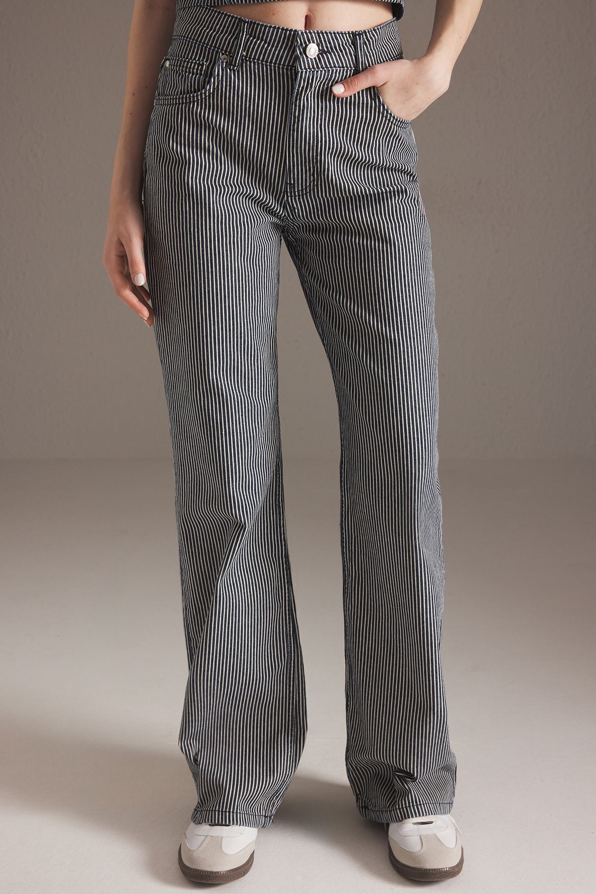 Trendyol Collection-Dunkelblau gestreifte Jeans mit normaler Taille und weitem Bein TWOSS25JE00258 3
