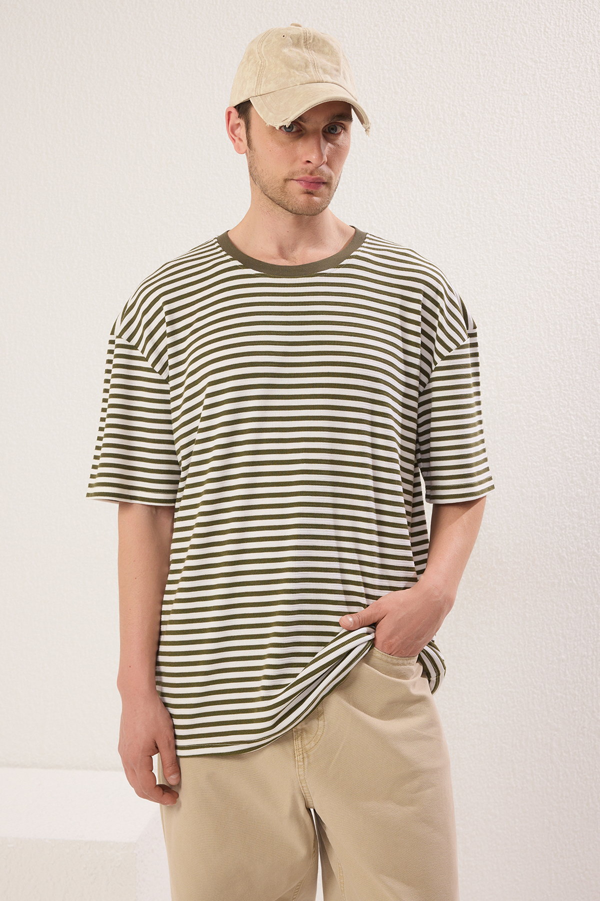 Trendyolmilla  Haki-Ekru Çizgili Oversize/Geniş Kesim Dokulu T-Shirt TMNSS25TS00081 - Görsel 3