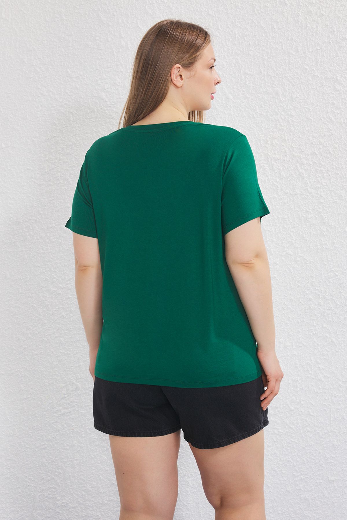 Trendyol Curve-Smaragdově zelené tričko Regular Fit s výstřihem do V TBBSS25BF00062 4