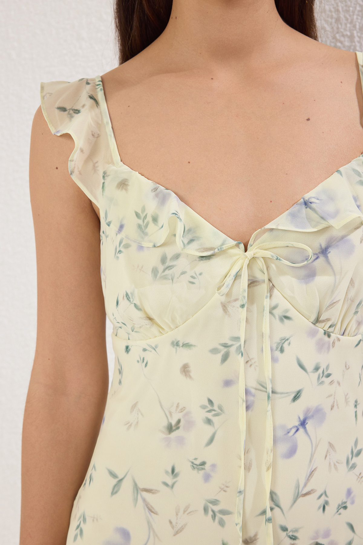 Trendyolmilla  Sarı Çiçekli A Kesim Fırfırlı Şifon Uçuş Uçuş Dokuma Midi Elbise TWOSS25EL00568 - Görsel 4