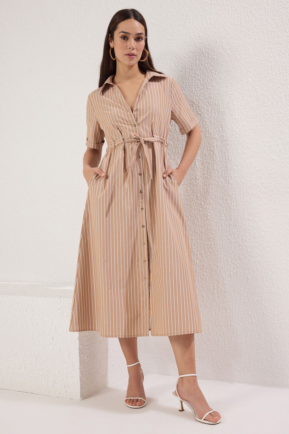 Trendyol Collection-Hnědé pruhované midi tkané šaty A-line TWOSS25EL00647 1