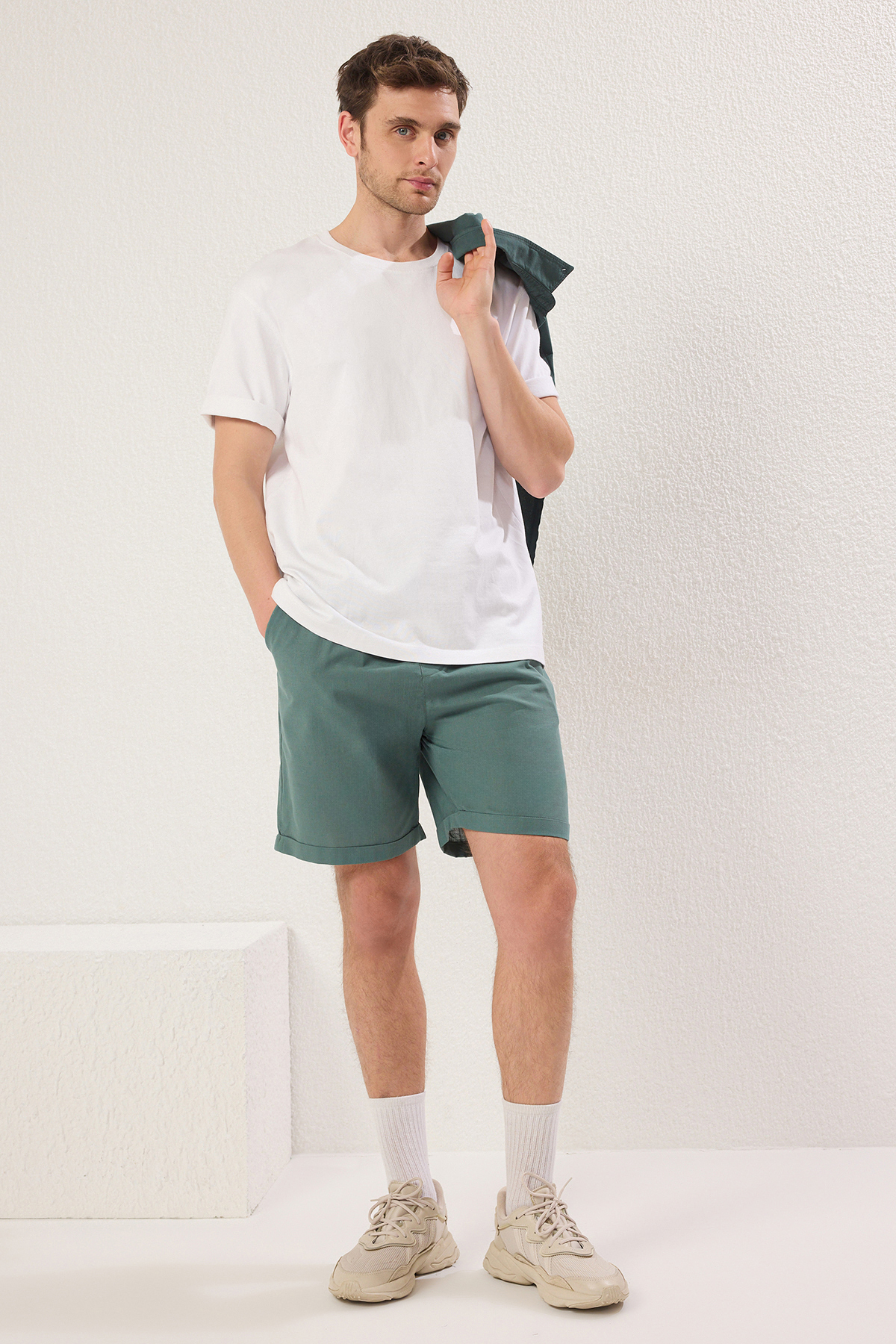 Trendyolmilla Man Koyu Yeşil Regular Fit %100 Pamuklu Beli Bağlamalı Şort & Bermuda TMNSS25SR00003