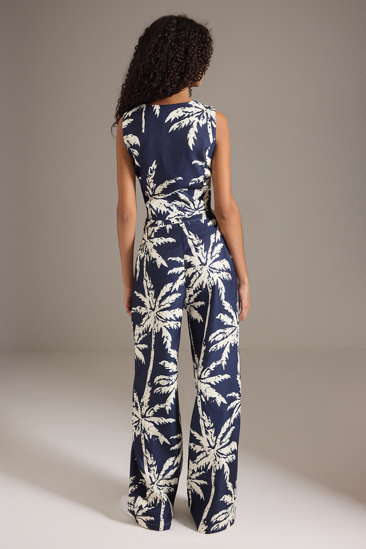 Trendyolmilla  Mavi Keten Görünümlü V Yaka Yelek ve Geniş Paça Pantolon Dokuma Alt-Üst Takım TWOSS25AU00090 - Görsel 4