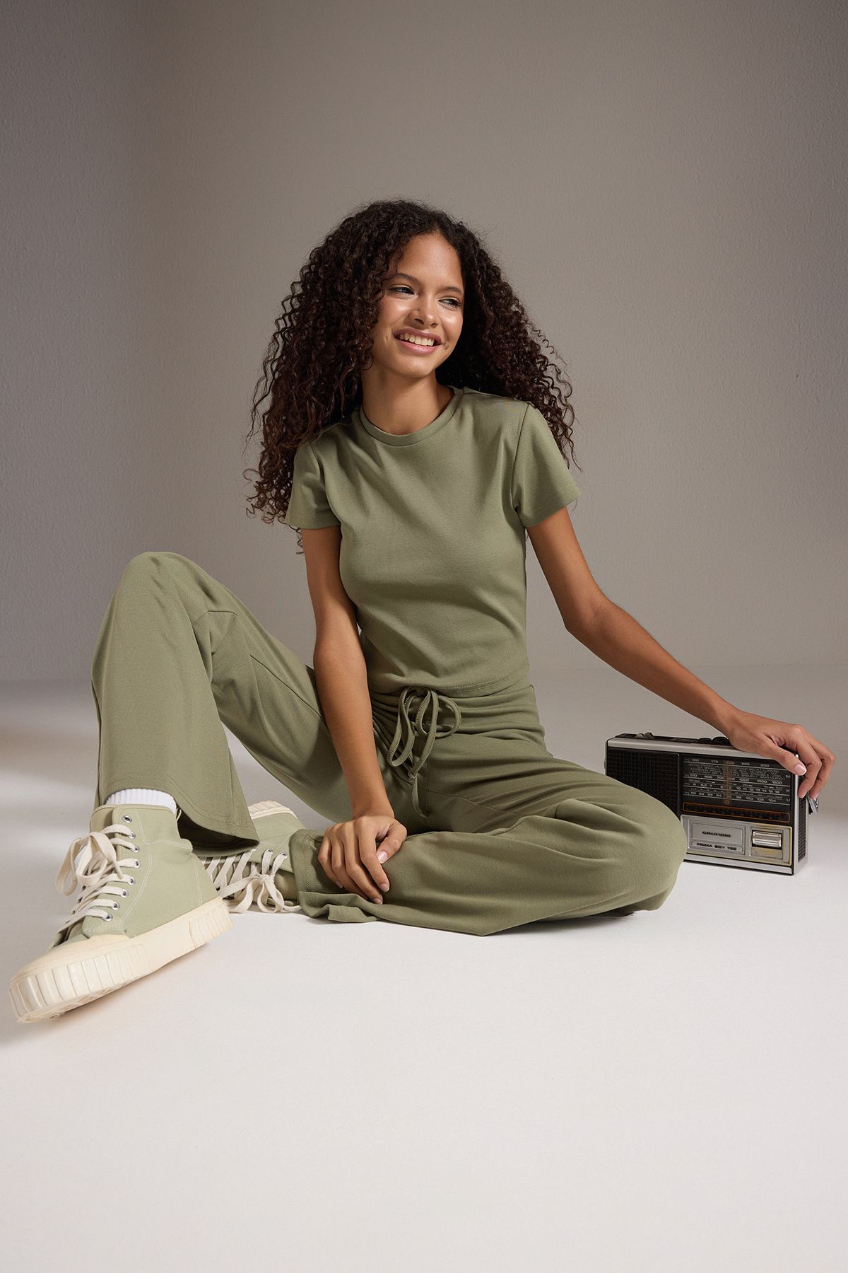 Trendyol Collection Khakifarbenes, tailliertes, dehnbares Strick-Oberteil-Set TWOSS25AU00053