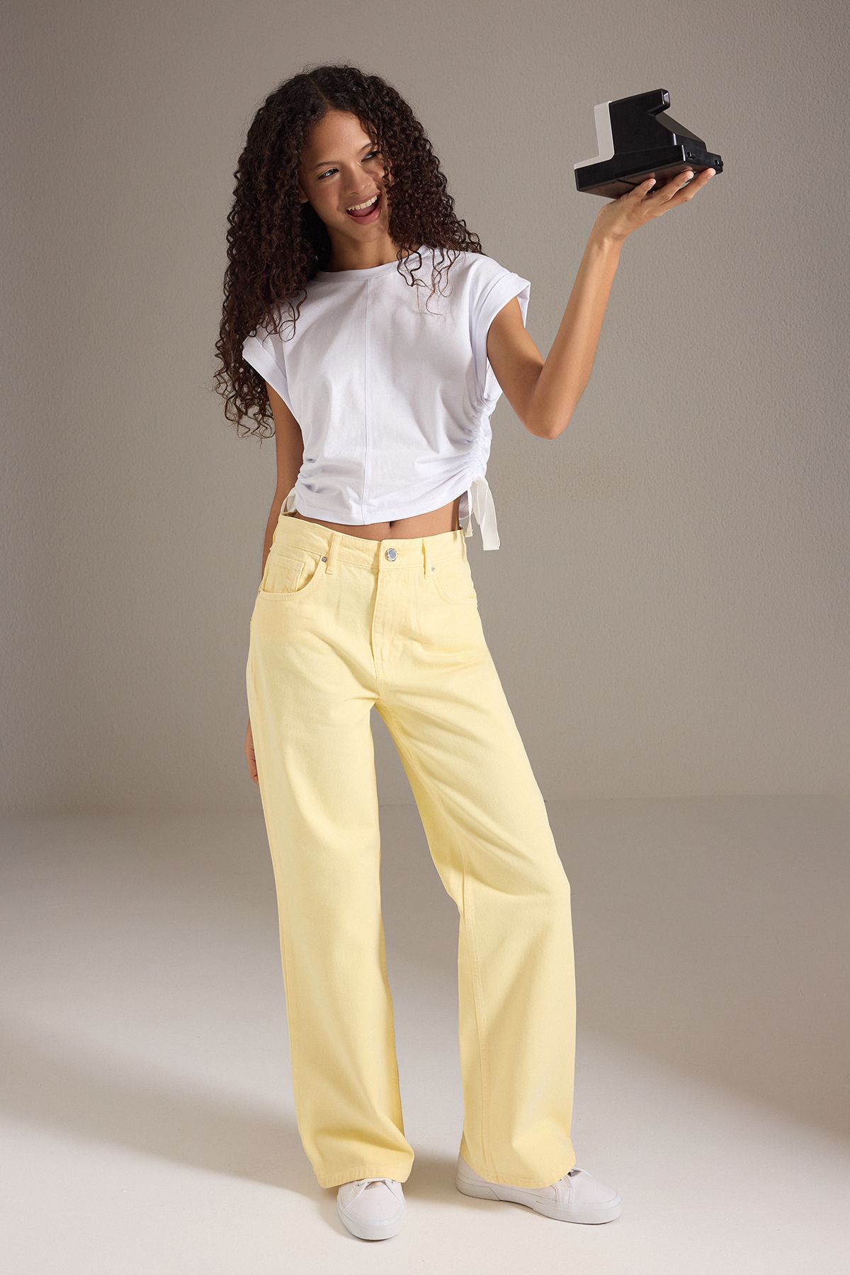 Trendyol Collection Gelbe Jeans mit hoher Taille und weitem Bein TWOSS25JE00252