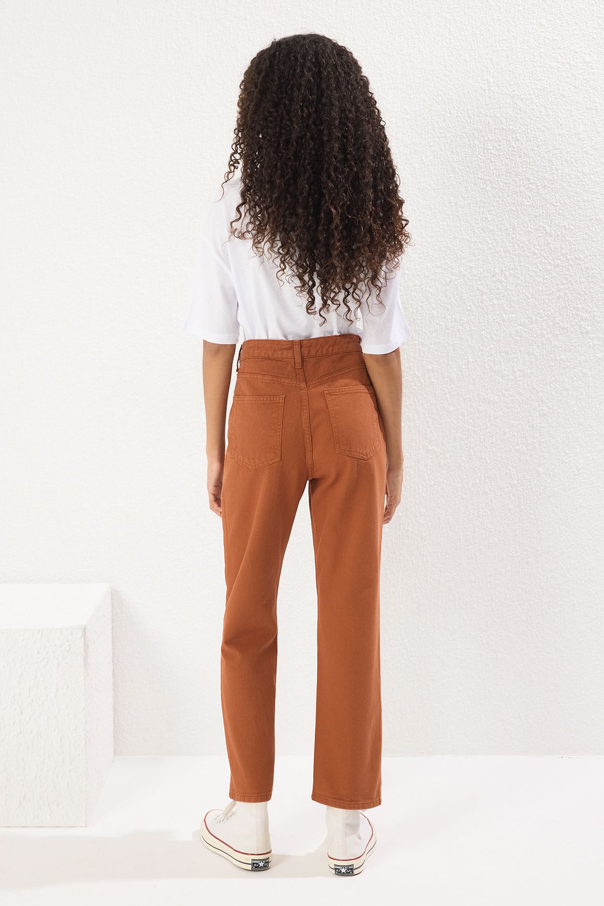 Trendyol Collection-Braune gerade Jeans mit hoher Taille TWOSS25JE00253 5