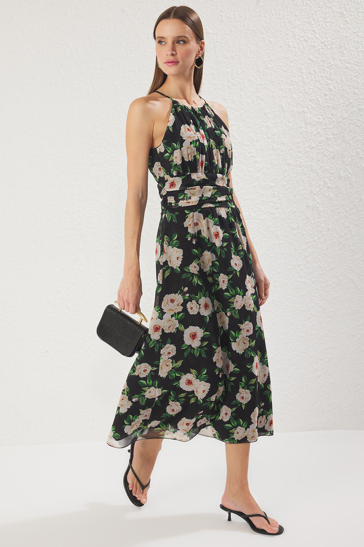 Trendyolmilla  Siyah Çiçekli Eteği Belden Açılan Şifon Uçuş Uçuş Dokuma Midi Elbise TWOSS25EL00553