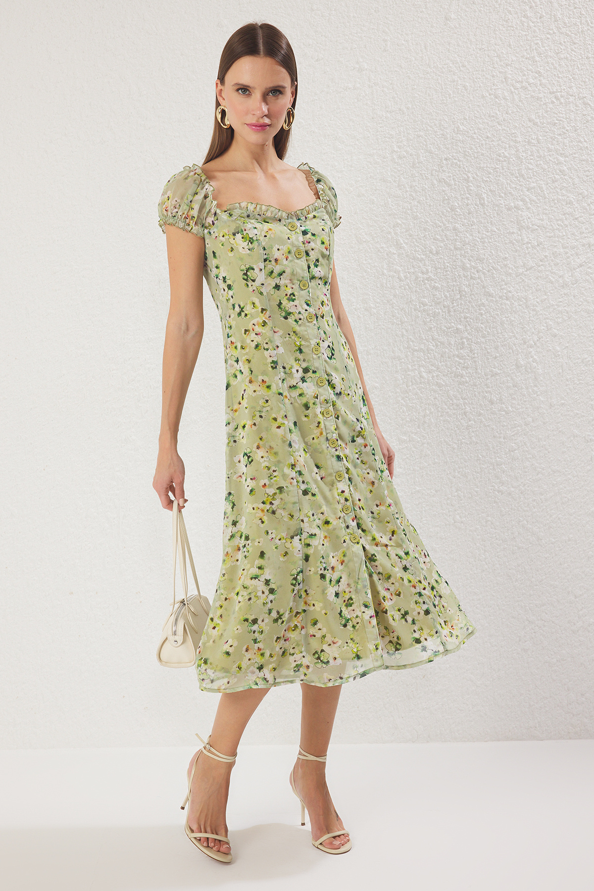Trendyolmilla  Açık Yeşil Çiçekli Astarlı Şifon Uçuş Uçuş Dokuma Midi Gömlek Elbise TWOSS25EL00563