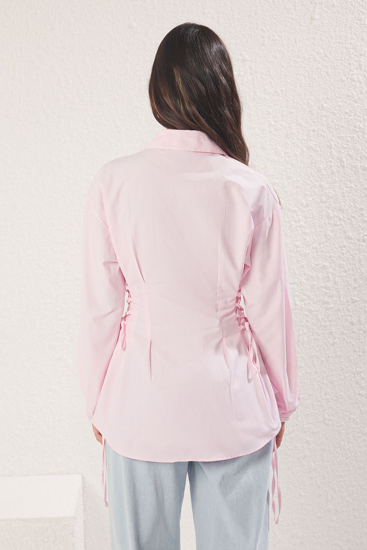Trendyol Modest-Hellrosa gewebtes Hemd mit Bindedetail an der Taille TCTSS25TG00003 4