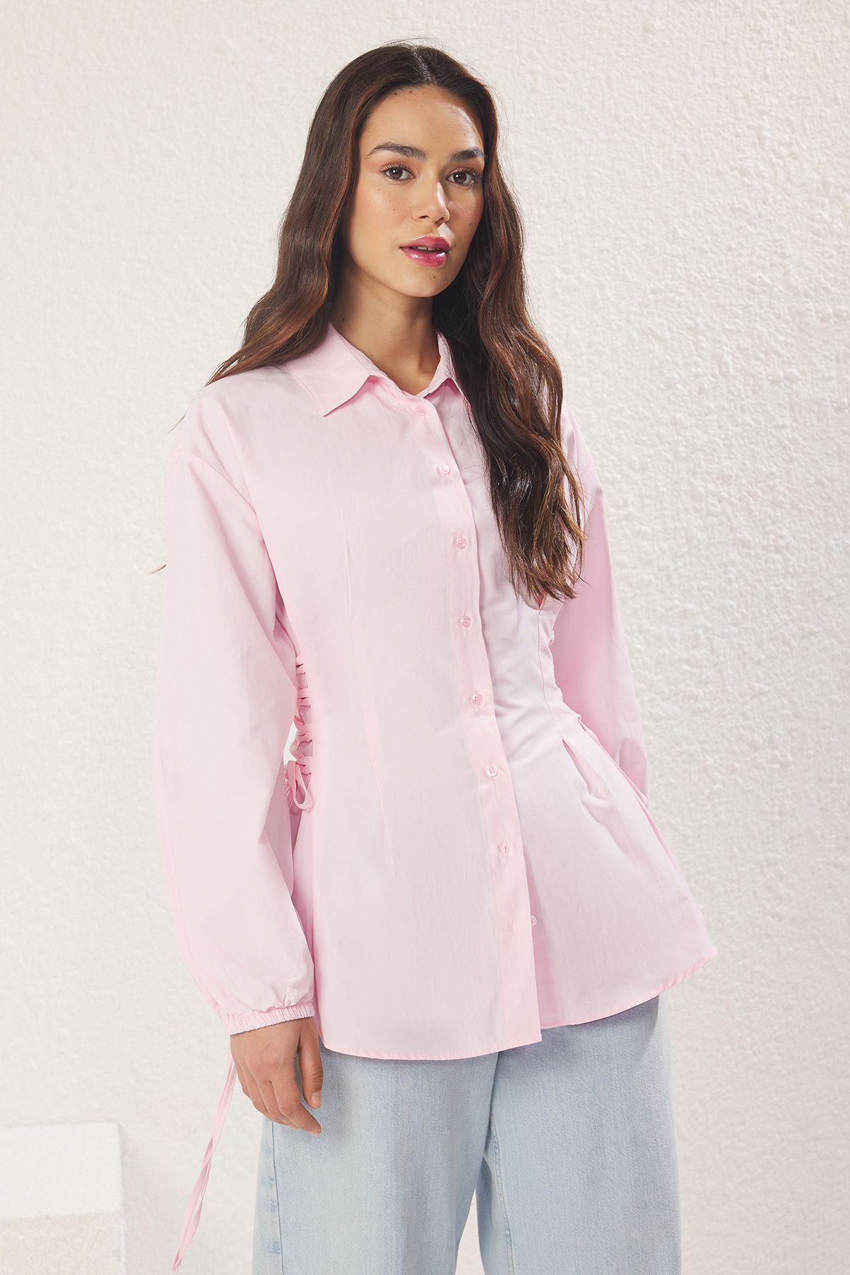 Trendyol Modest-Hellrosa gewebtes Hemd mit Bindedetail an der Taille TCTSS25TG00003 2