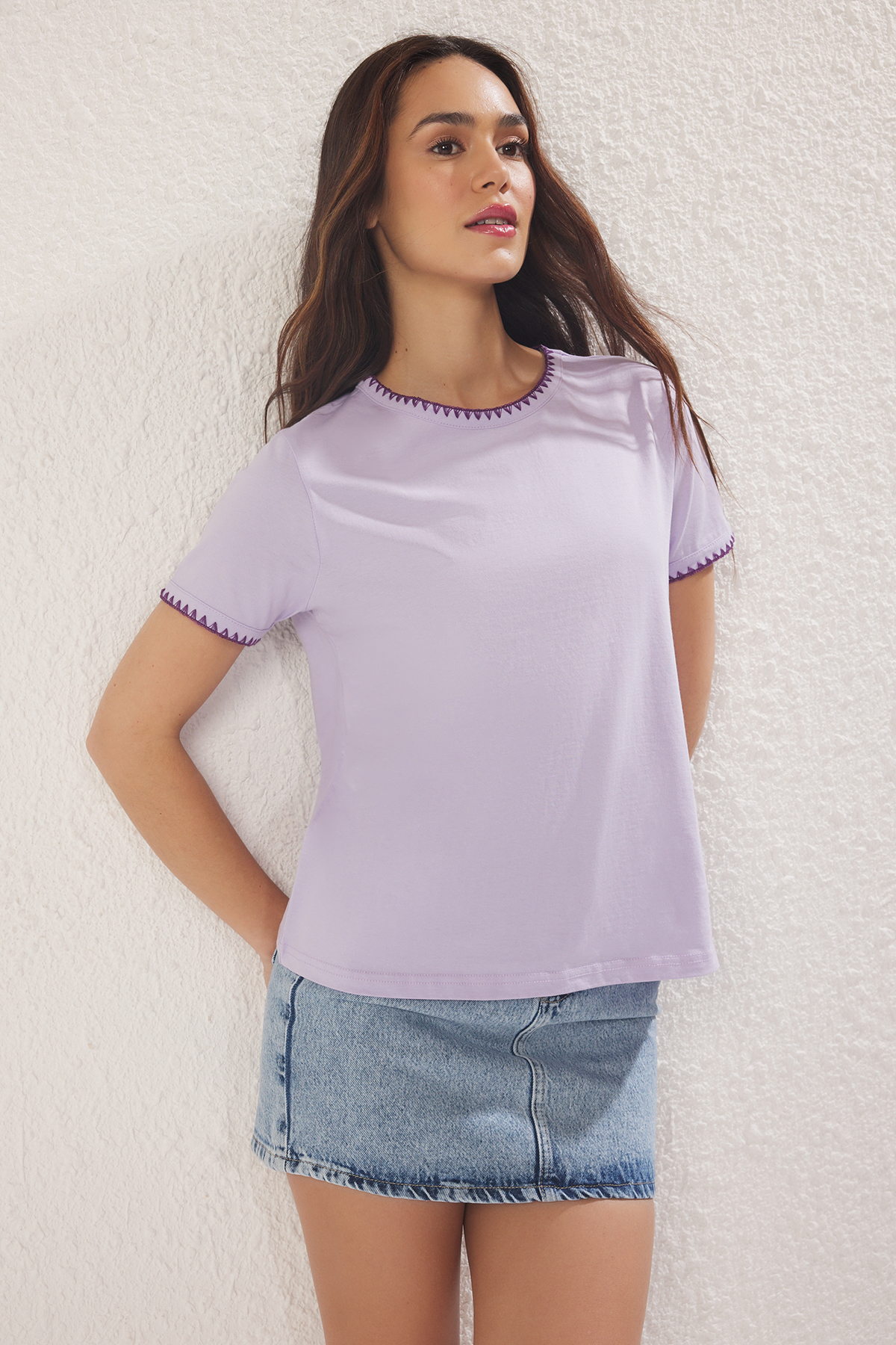 Trendyolmilla  Lila %100 Pamuk Kontrast Dikiş Detaylı Basic Bisiklet Yaka Örme T-Shirt TWOSS19AD0085 - Görsel 2