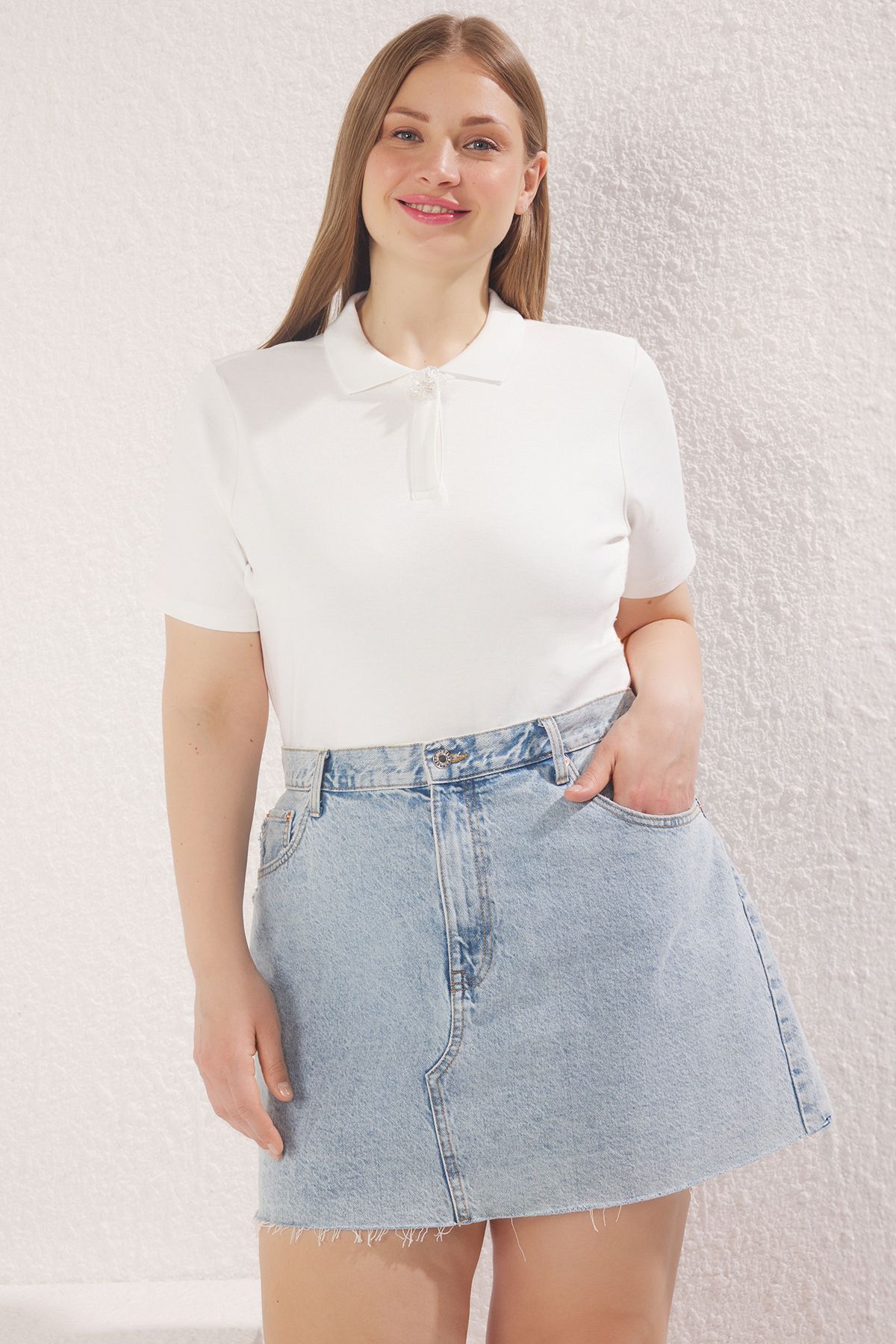 Trendyol Curve Bluzka Z Dzianiny W Dużym Rozmiarze Z Kołnierzykiem W Kolorze Ecru, Z Kołnierzykiem Polo I Dzianinowym Kołnierzykiem Kobieta - 3XL