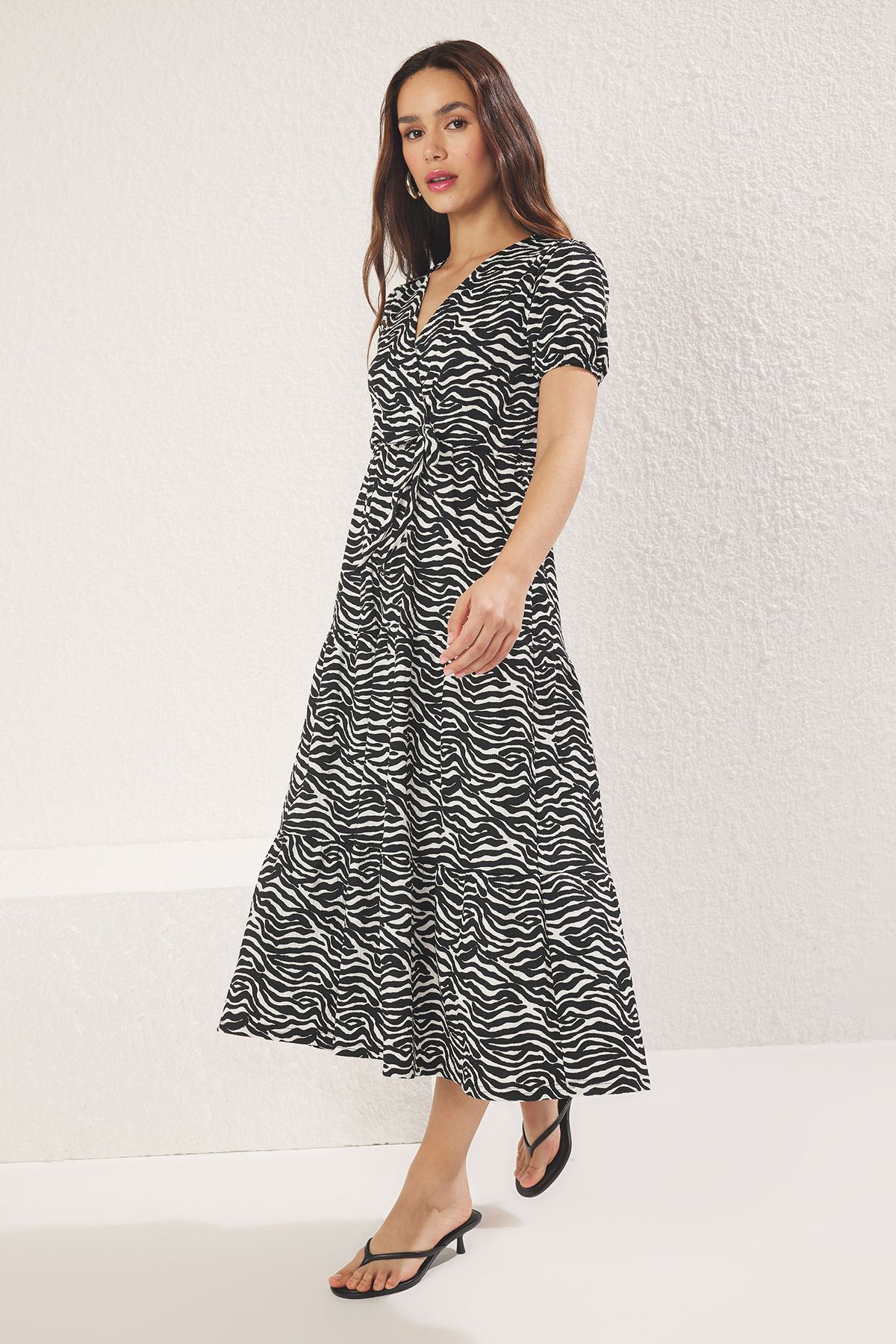 Trendyol Collection-Skater cu decolteu în V cu imprimeu zebră înfășurat negru/Rochie tricotată midi elastică cu deschidere în talie TWOSS25EL00697 3