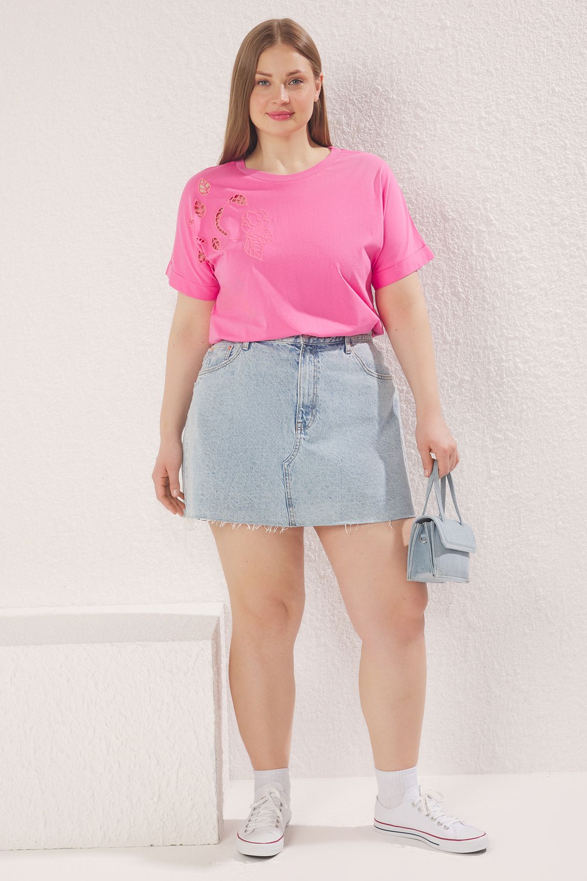 Trendyol Curve Różowa, Szczegółowa, Podstawowa Koszulka Z Bawełny 100% Kobieta - XL