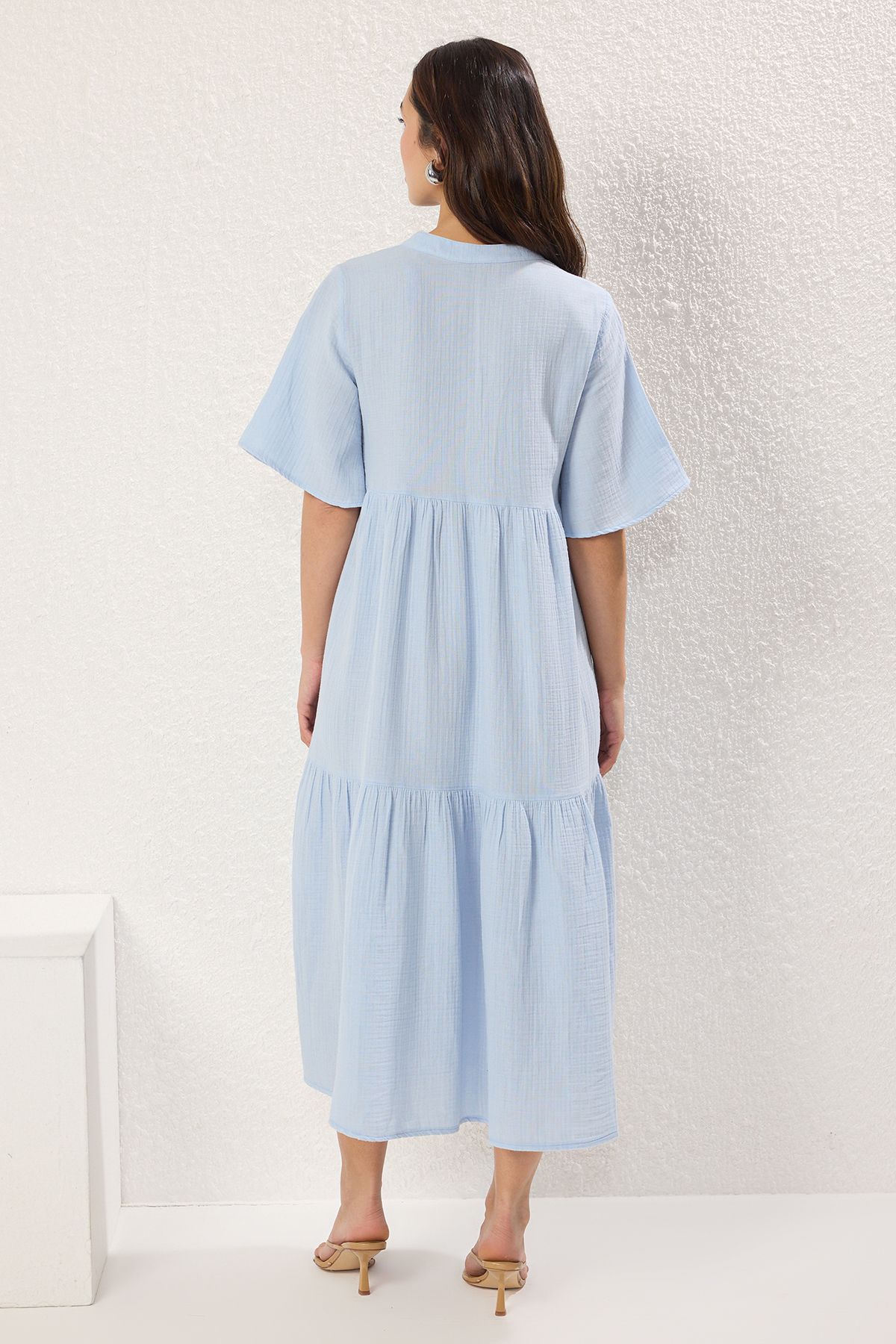 Trendyol Collection-Rochie țesătă midi cu croială largă de muselină albastră TWOSS25EL00209 5
