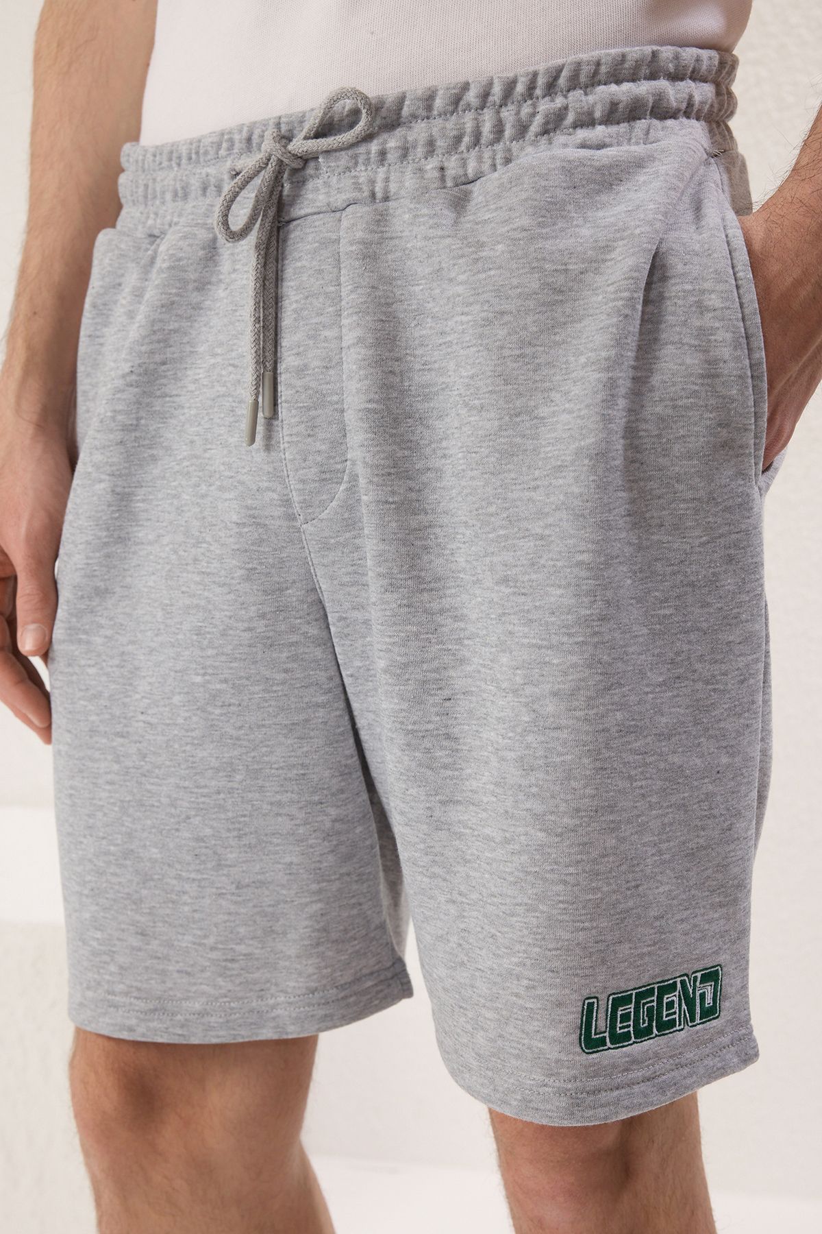 Trendyol Collection Legendarne Haftowane Szorty Oversize W Kolorze Szarego Melanżu - Tmnss25sr00043 Mężczyzna - L