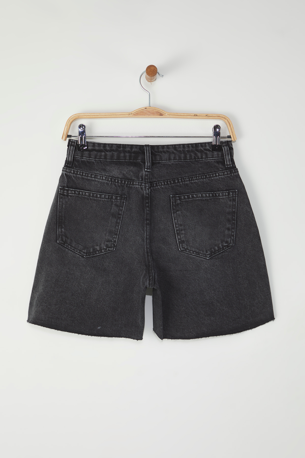 Trendyolmilla  Siyah Paça Kesikli Yüksek Bel City Boy Denim Şort TWOSS25SR00177 - Görsel 6