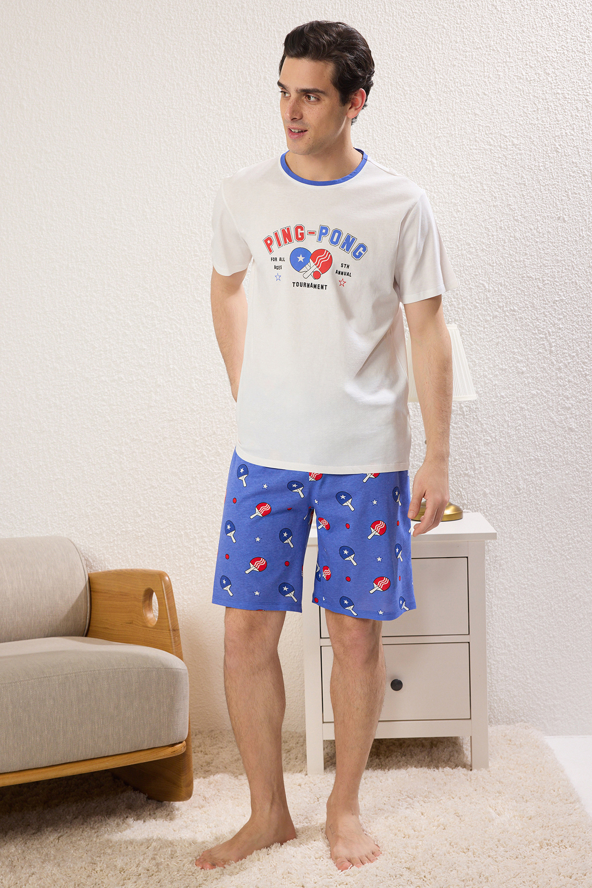 Trendyolmilla Man Ekru -Mavi Regular Fit Spor Temalı Örme Şortlu Pijama Takımı TMNSS25PT00014