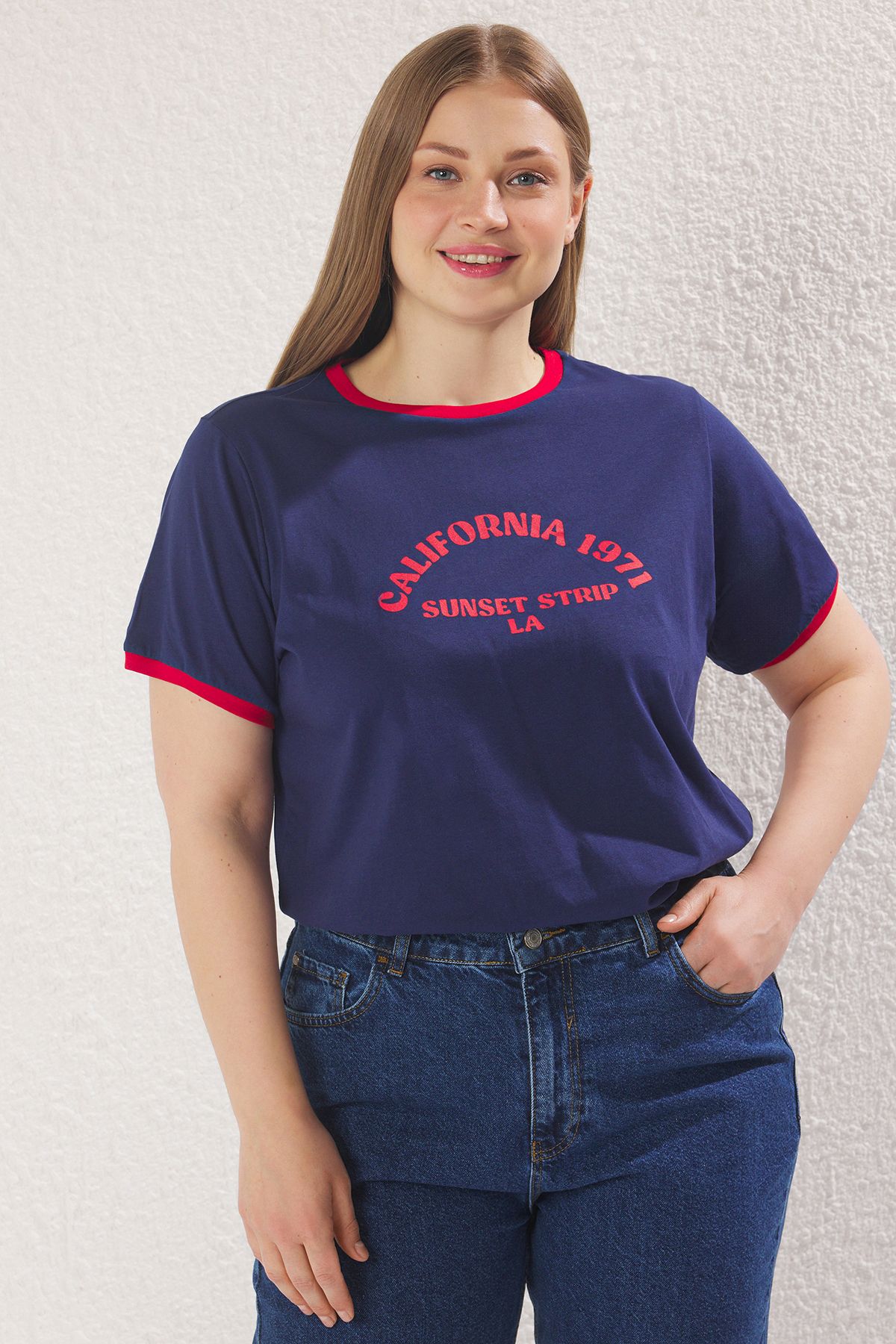 Trendyol Curve Granatowa Koszulka Z Okrągłym Dekoltem I Nadrukiem, Dzianinowa, W Dużym Rozmiarze Kobieta - 2XL