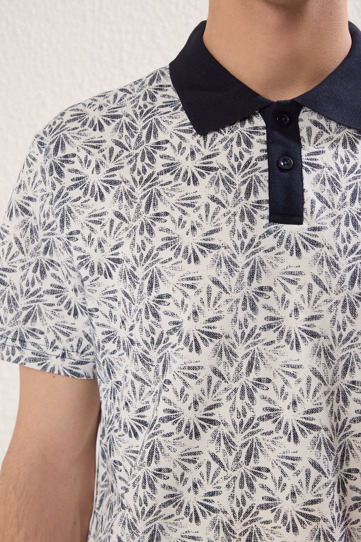 Kolekcia Trendyol-Námornícke modré vzorované polo tričko s výstrihom - Regular Cut TMNSS25PO00032 3