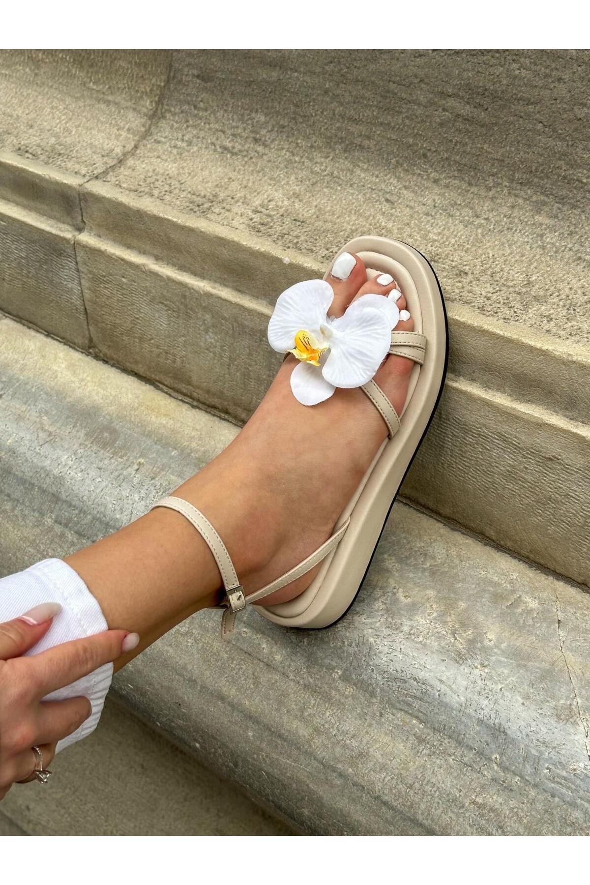 ERVANIN BUTİĞİ  Bej Cilt (Flow) Çiçek Detaylı Kadın Sandalet - Görsel 2