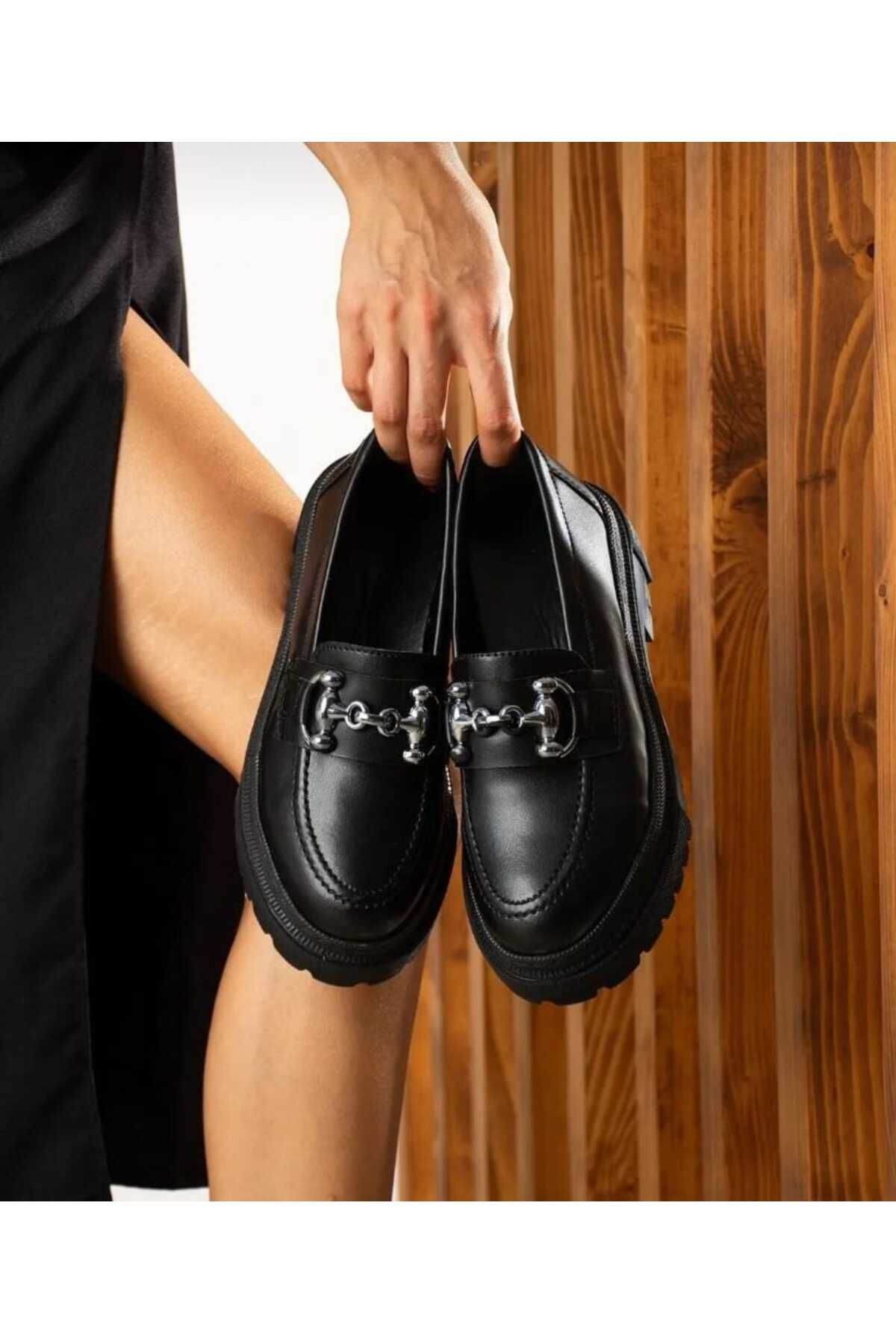 madamemuko Oval Burunlu Metal Tokalı Trak Tabanlı Kadın Loafer