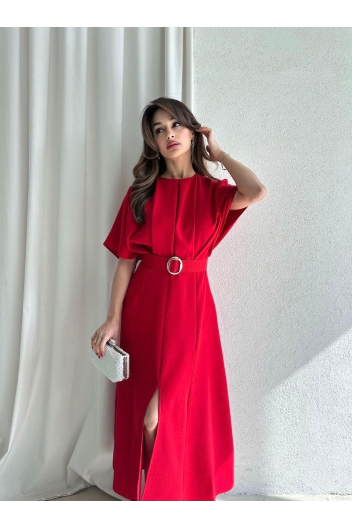 Afiş Butik-Červené midi šaty - plisované, pásek a rozparek 3