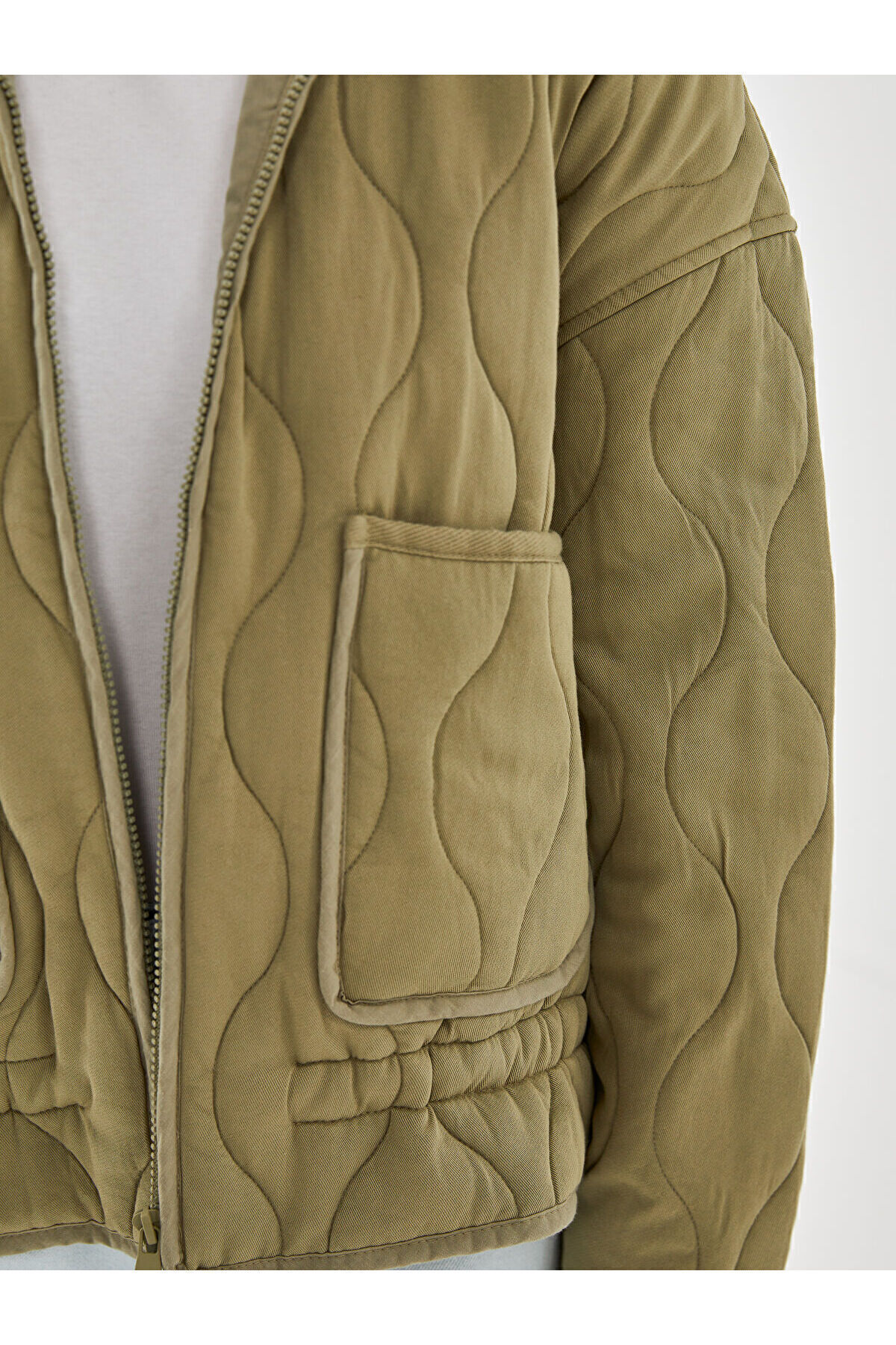 LC Waikiki  LCWK Dik Yaka Kapitone Oversize Kadın Şişme Mont - Görsel 3