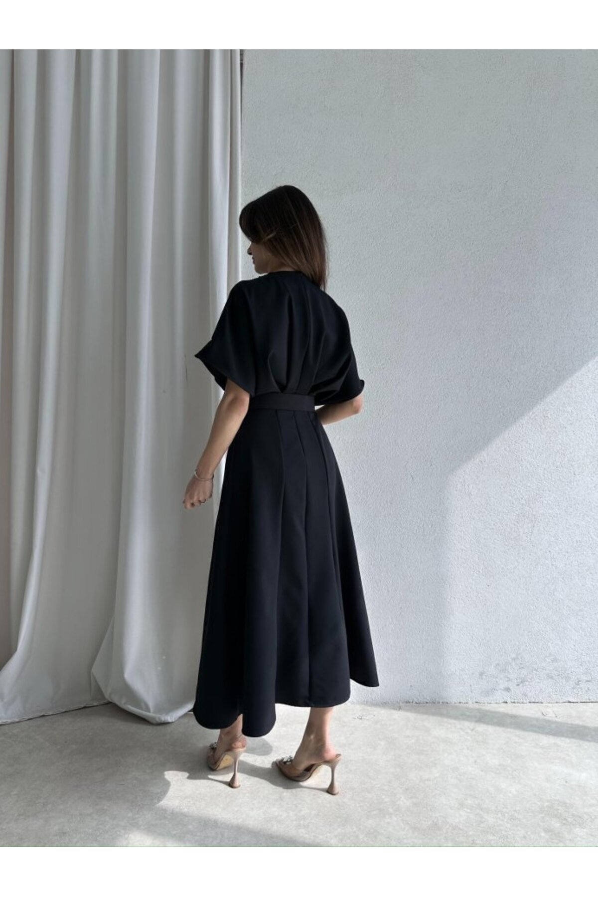 MODA DURAĞI  KALİTELİ MİDİ ELBİSE YIRTMAÇ DETAYLI KEMERLİ - Görsel 3