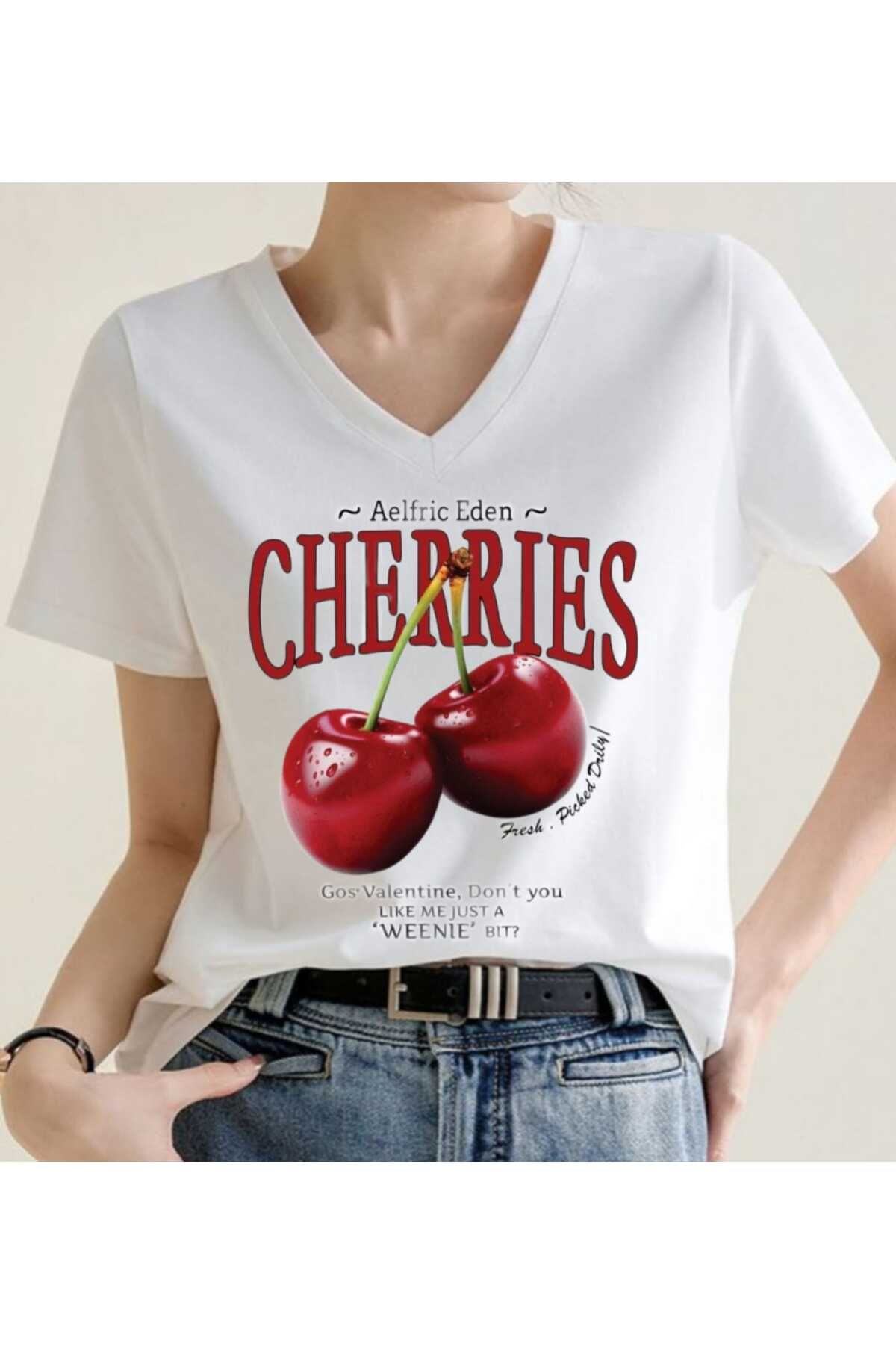 Elvino V Yaka Red Cherry Baskılı Oversize Beyaz Tshirt