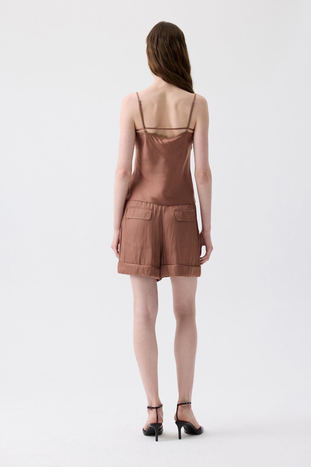 rue-Comfortable Form Mini Brown Shorts with Binding Belt 6