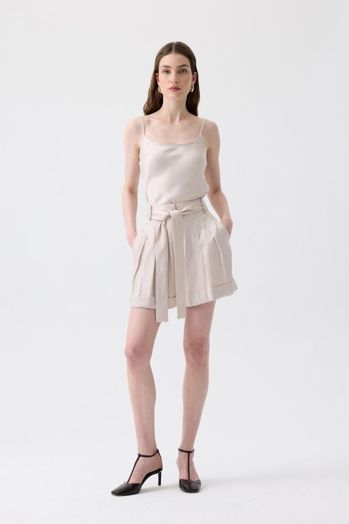 rue-Comfortable Form Mini Ecru Shorts with Binding Belt 2