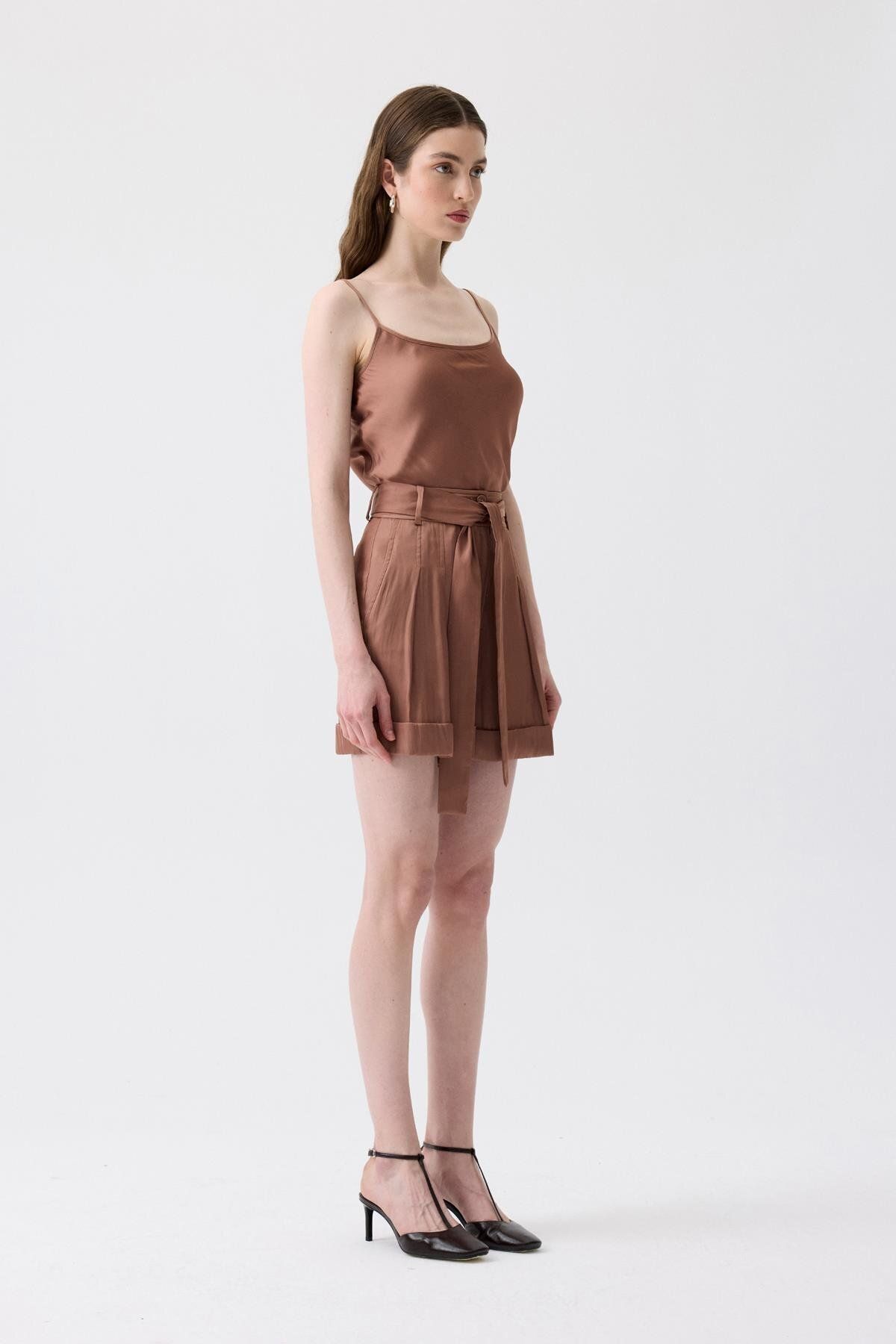 rue-Comfortable Form Mini Brown Shorts with Binding Belt 5