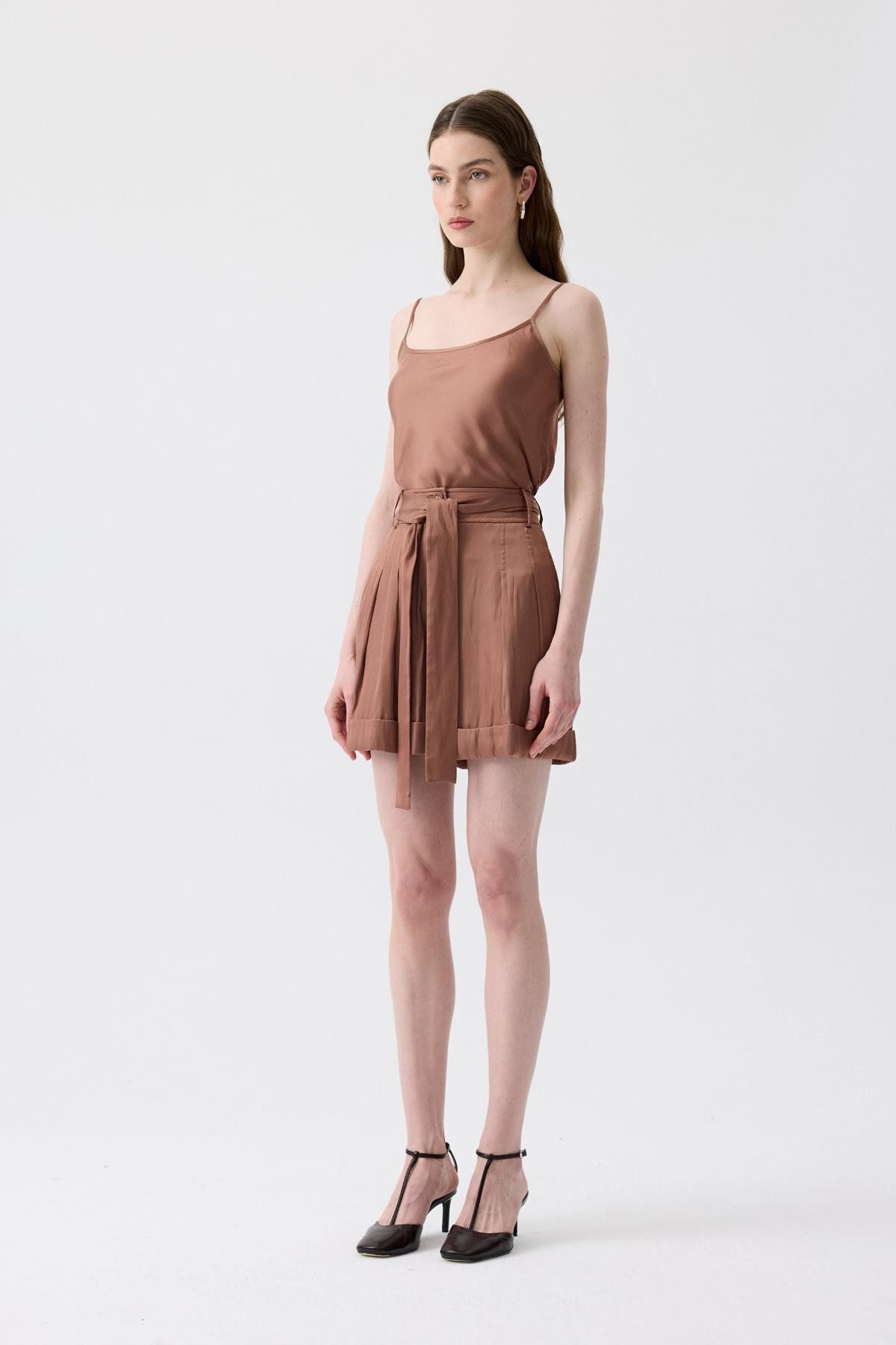 rue-Comfortable Form Mini Brown Shorts with Binding Belt 3