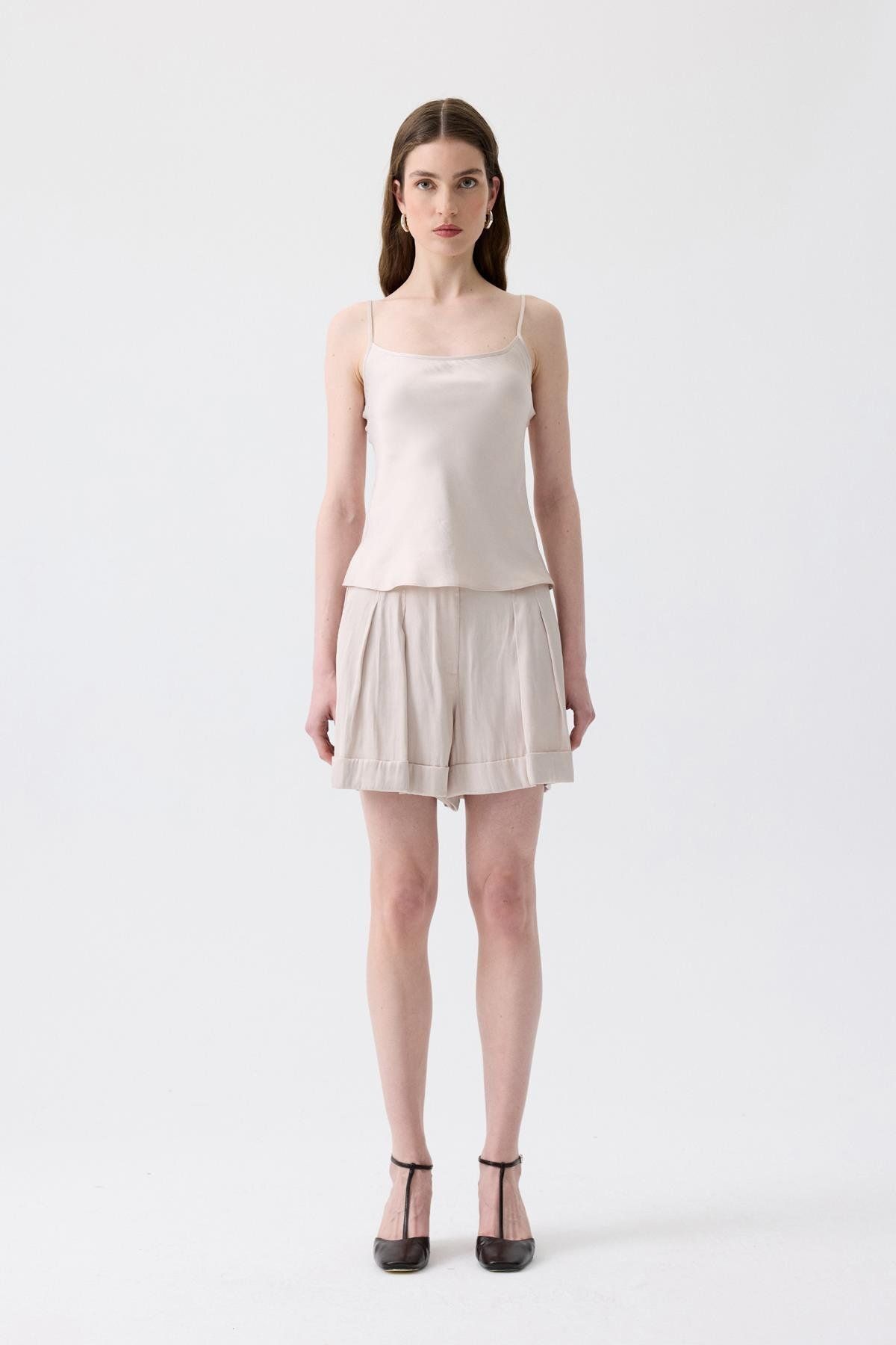 rue-Comfortable Form Mini Ecru Shorts with Binding Belt 4