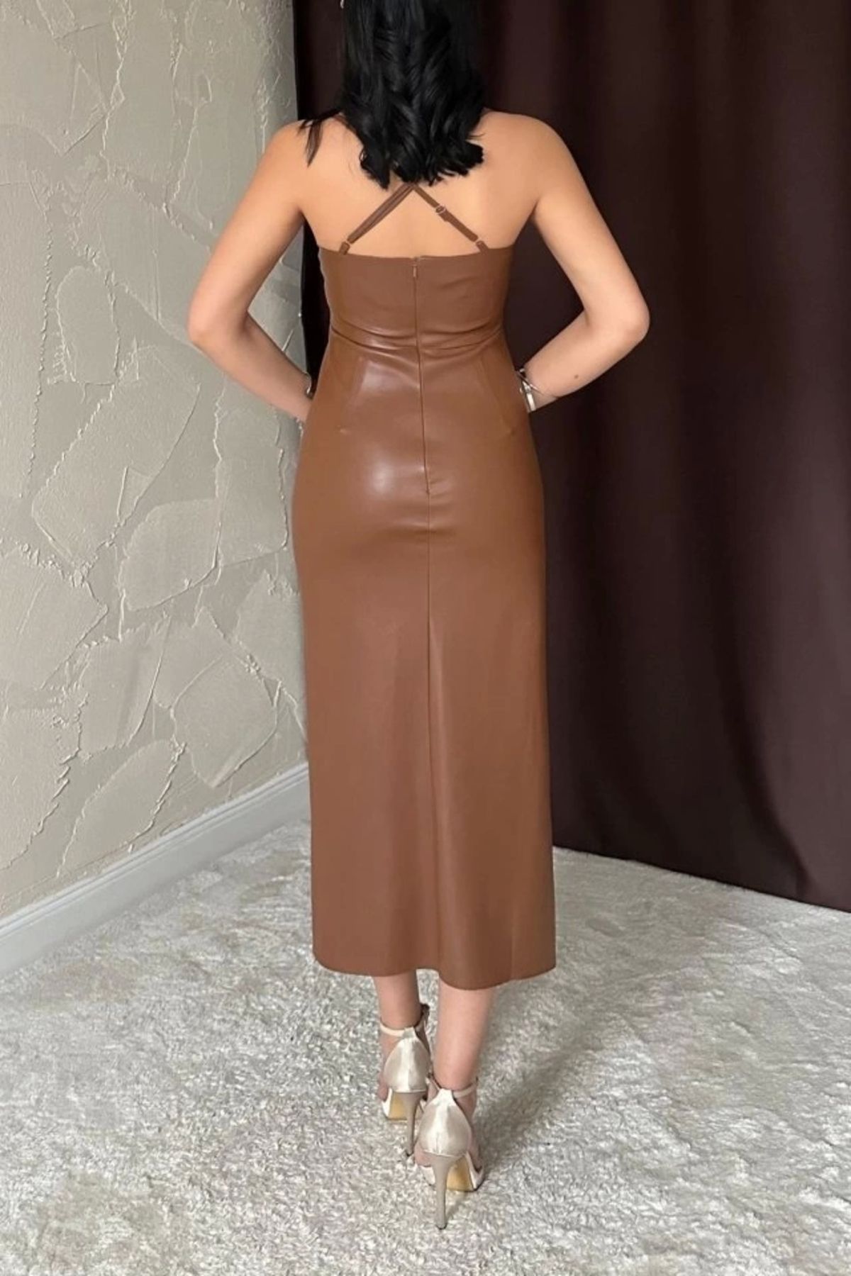 1001moda-فستان جلد بني بظهر منخفض 4
