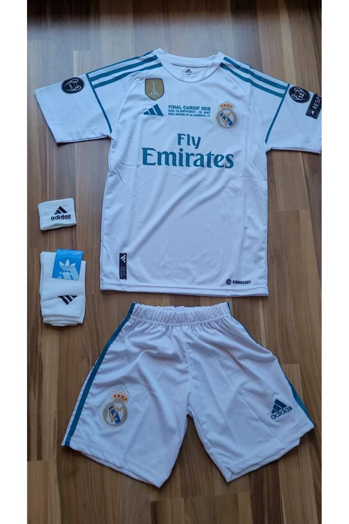 KOPYA - Real Madrid C.Ronaldo 2018 Beyaz Çocuk Forma Takımı 4 'lü Set Çorap+Bileklik Hediyeli SAT07