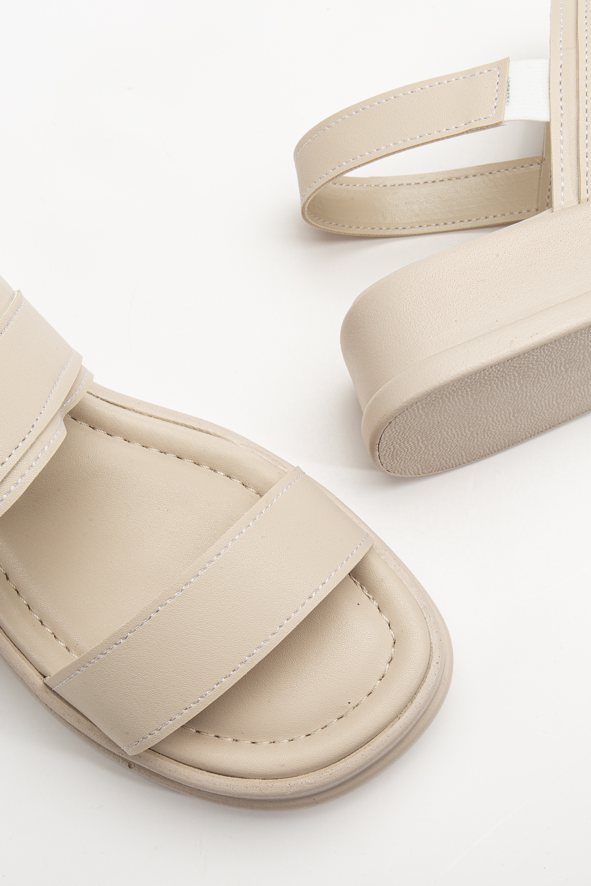 RİSSOLİ  Rissoli Kadın Bej Ten Krem Çift Bantlı Toka Detaylı Günlük Rahat Sandalet - Görsel 4