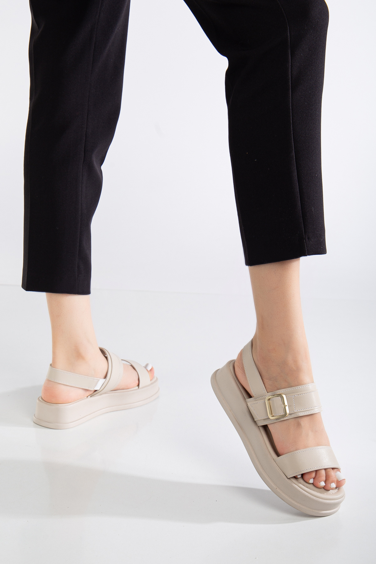 RİSSOLİ  Rissoli Kadın Bej Ten Krem Çift Bantlı Toka Detaylı Günlük Rahat Sandalet - Görsel 5