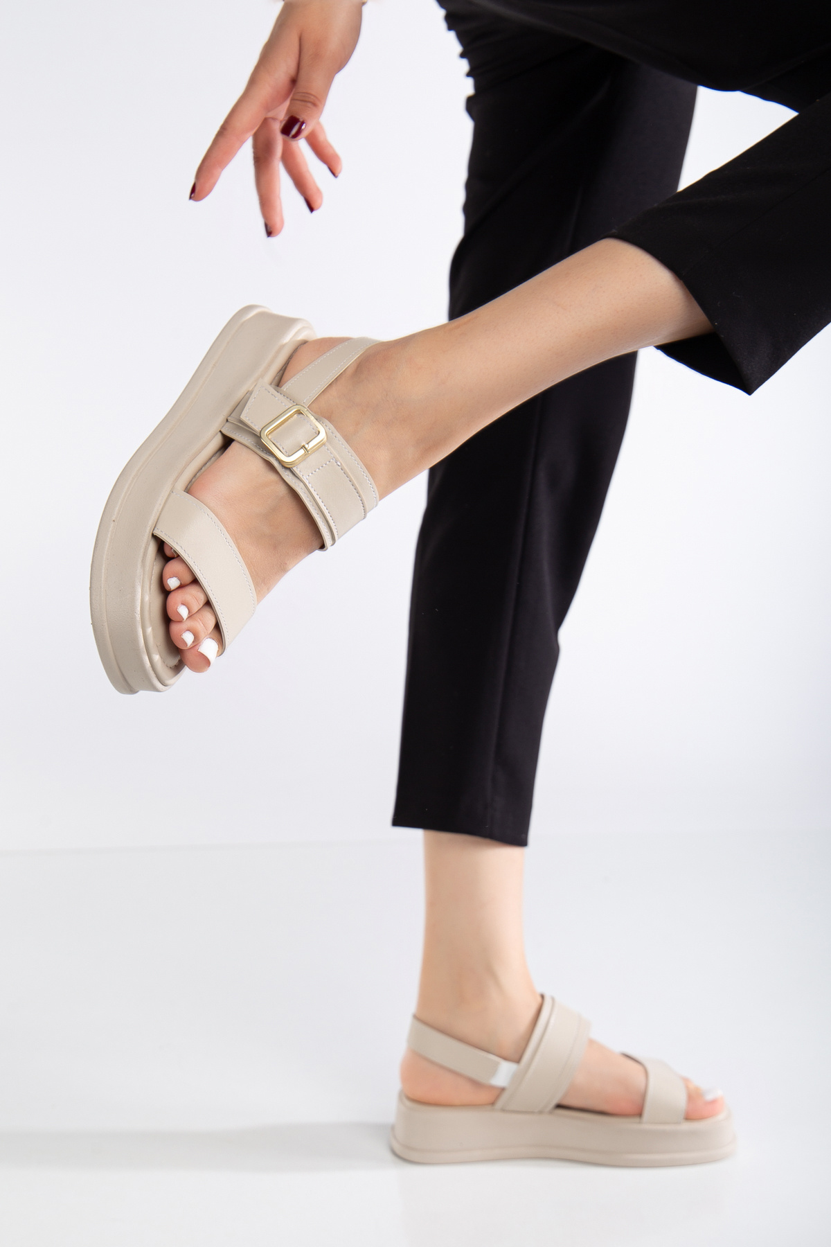 RİSSOLİ  Rissoli Kadın Bej Ten Krem Çift Bantlı Toka Detaylı Günlük Rahat Sandalet - Görsel 6