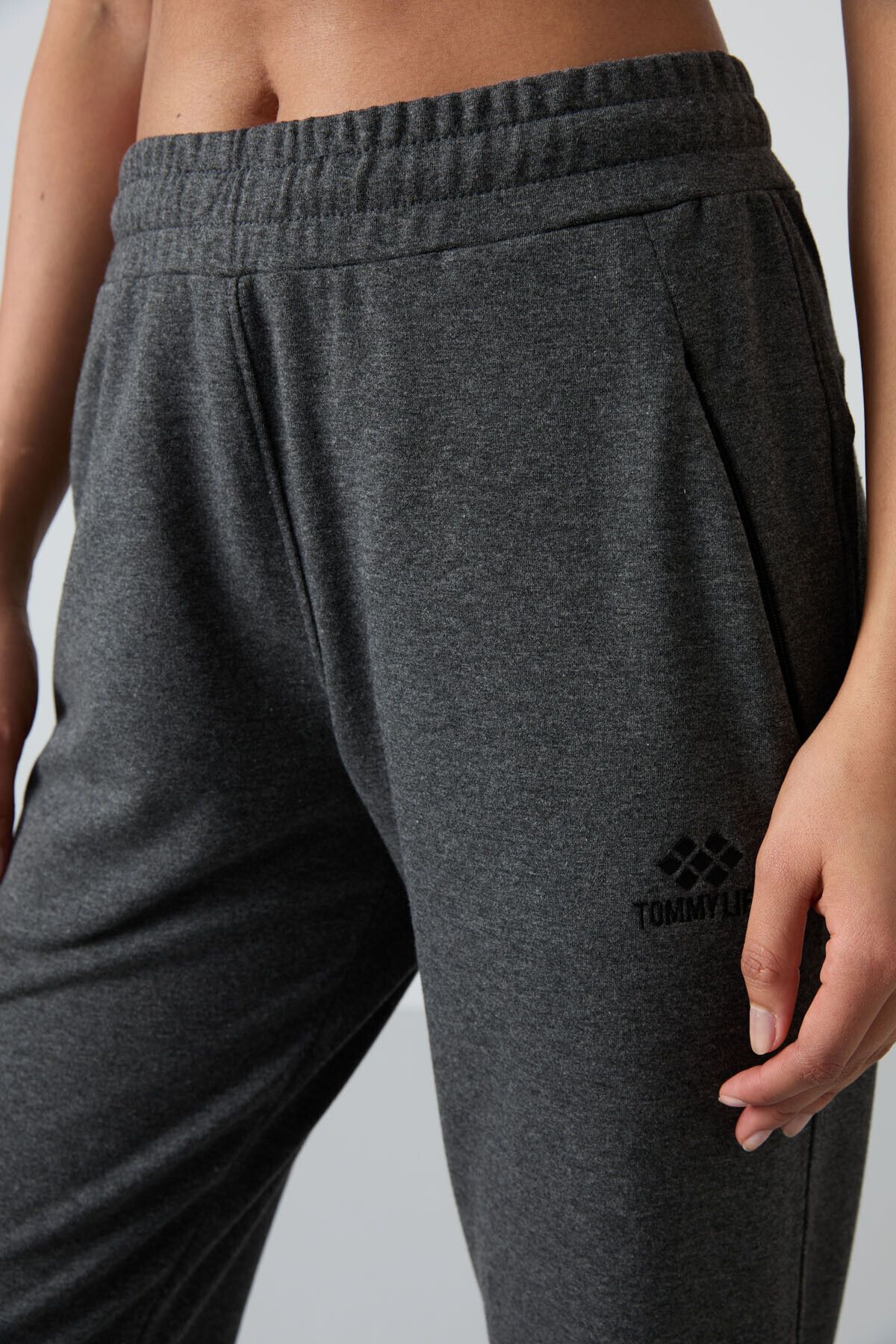 TOMMY LIFE-Formă confortabilă de culoare antracit - Pantaloni de trening pentru femei cu fermoar ascuns și buzunare - 94148 3