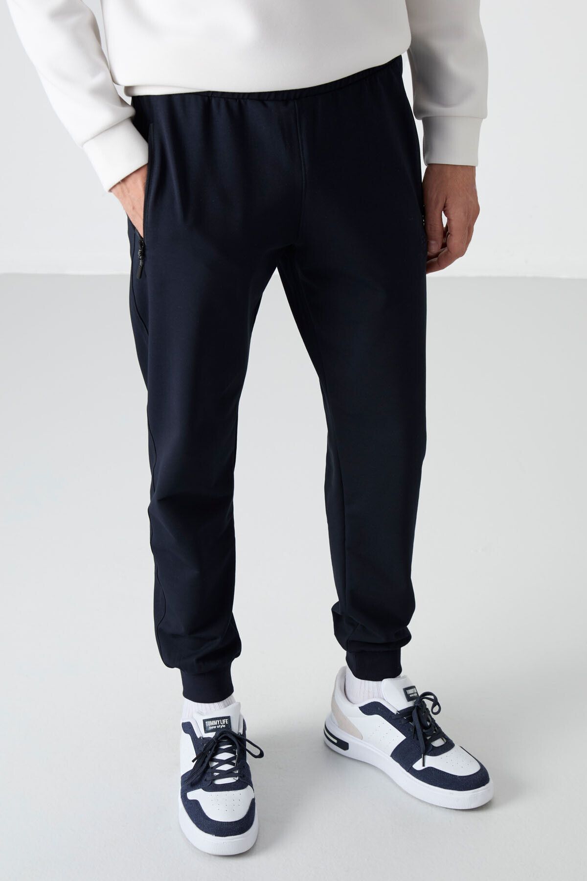 TOMMY LIFE-Ανδρικό φούτερ Navy Blue Jogger - Τσέπη με φερμουάρ, Standard Fit - 84587 4