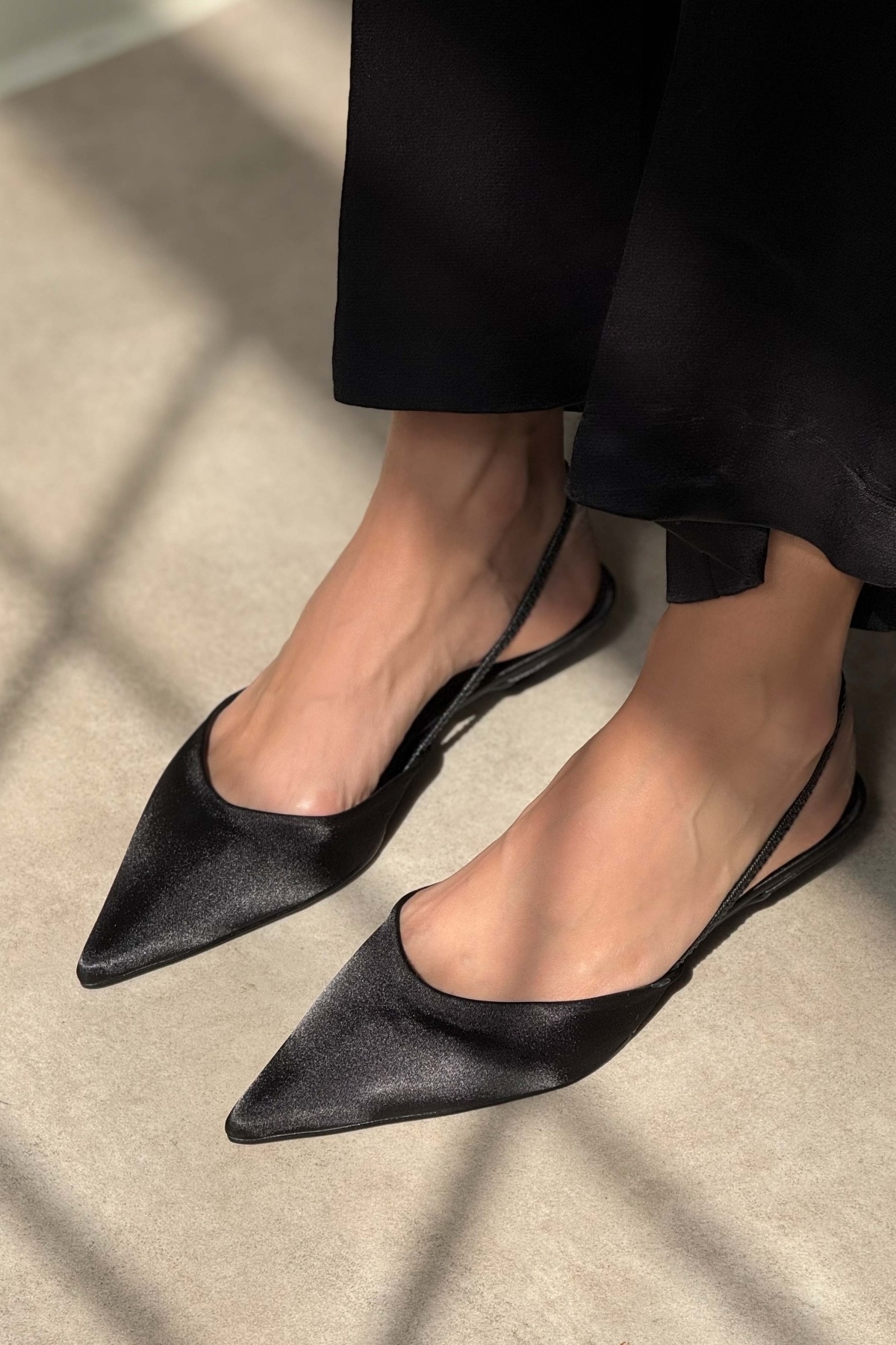 NİŞANTAŞI SHOES-Arty Damen-Ballerinas mit schwarzem Satin-Gummi-Detail und spitzer Zehenpartie und kurzem Absatz 5