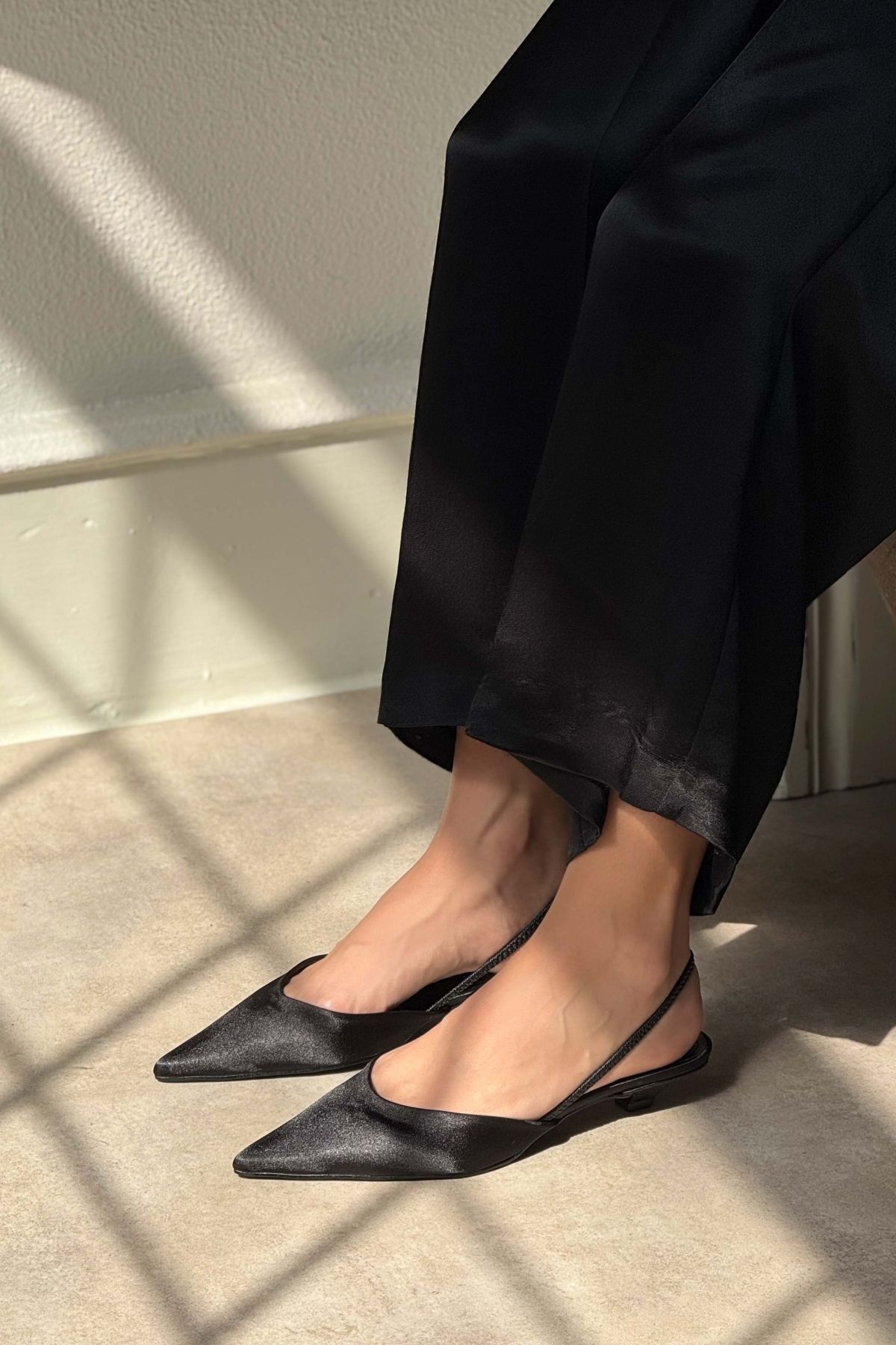 NİŞANTAŞI SHOES-Arty Damen-Ballerinas mit schwarzem Satin-Gummi-Detail und spitzer Zehenpartie und kurzem Absatz 8