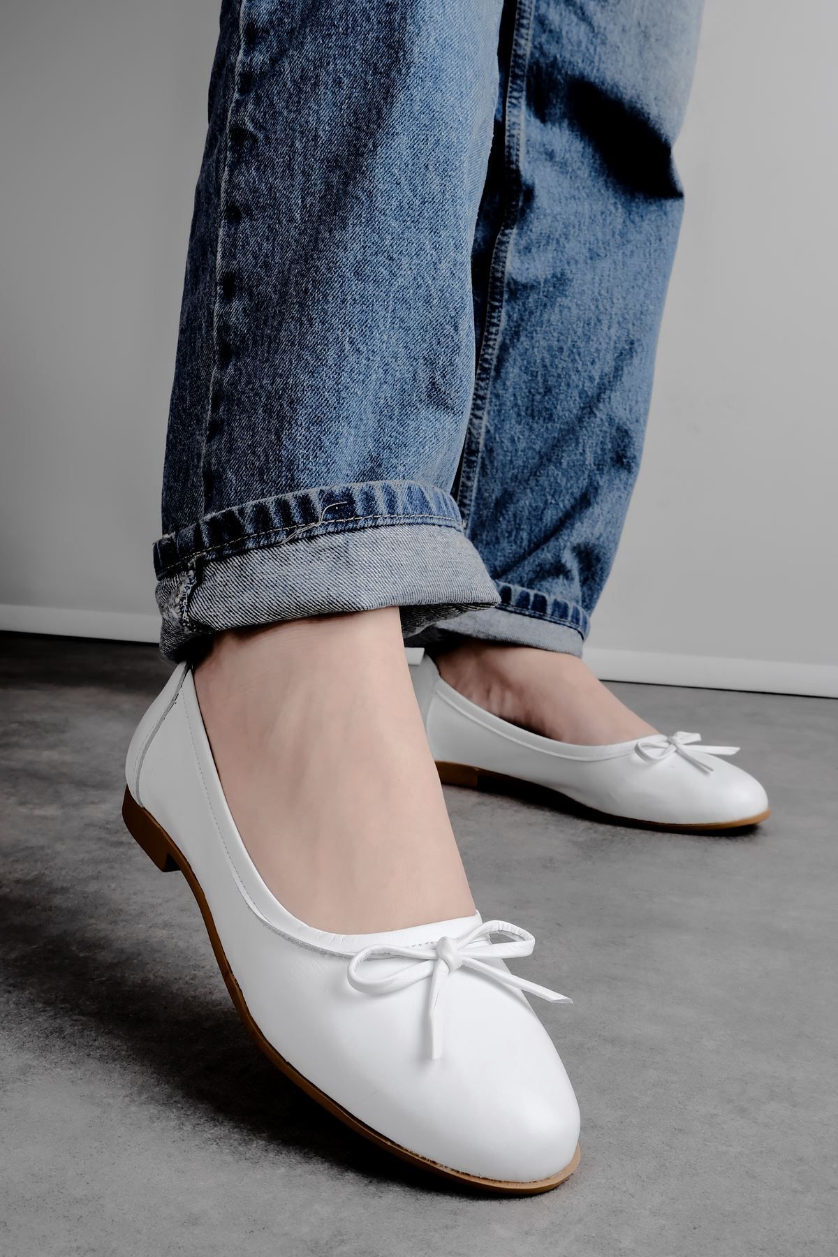 Lal Shoes & Bags-حذاء باليه نسائي من الجلد الطبيعي من Virtus مع تفاصيل فيونكة - أبيض 3