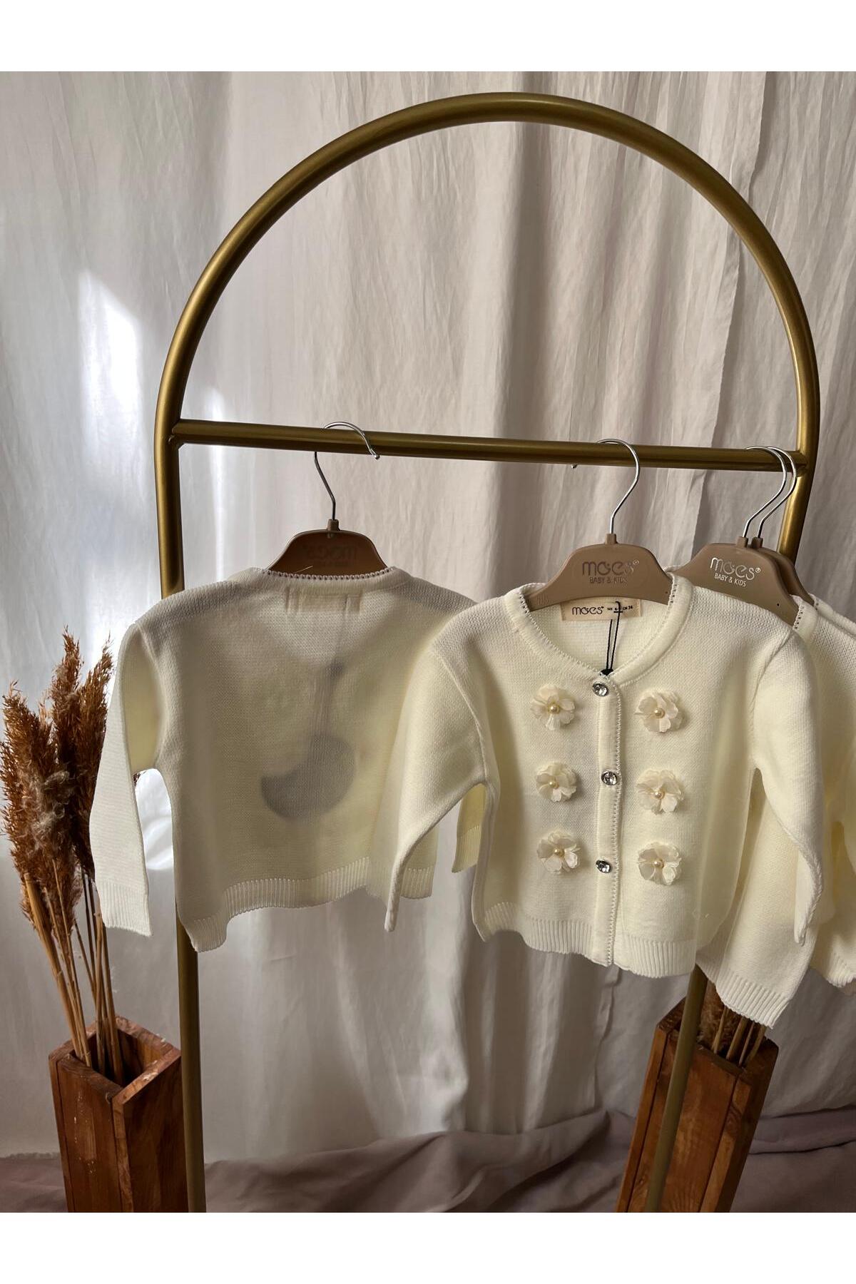 Butik Çicekli Kendinden Düğme Detaylı Kız Bebek Triko Hırka fotoğrafı 5 (önizleme)