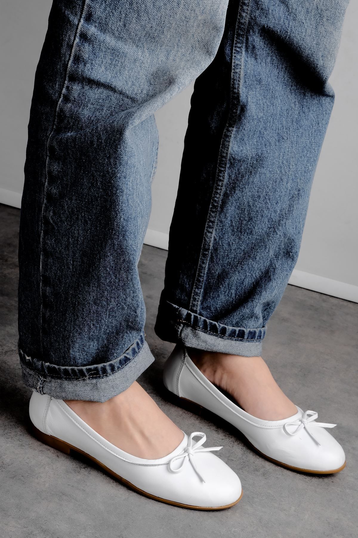 Lal Shoes & Bags-حذاء باليه نسائي من الجلد الطبيعي من Virtus مع تفاصيل فيونكة - أبيض 2