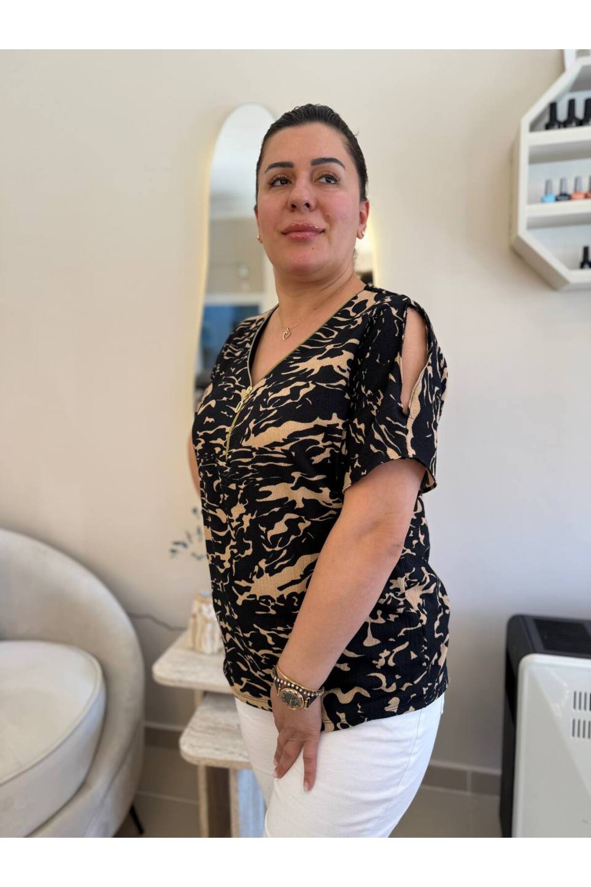 garajmood Kırmızı Çiçek Desenli Omzu Yırtmaçlı Fermuarlı Büyük Beden Bluz