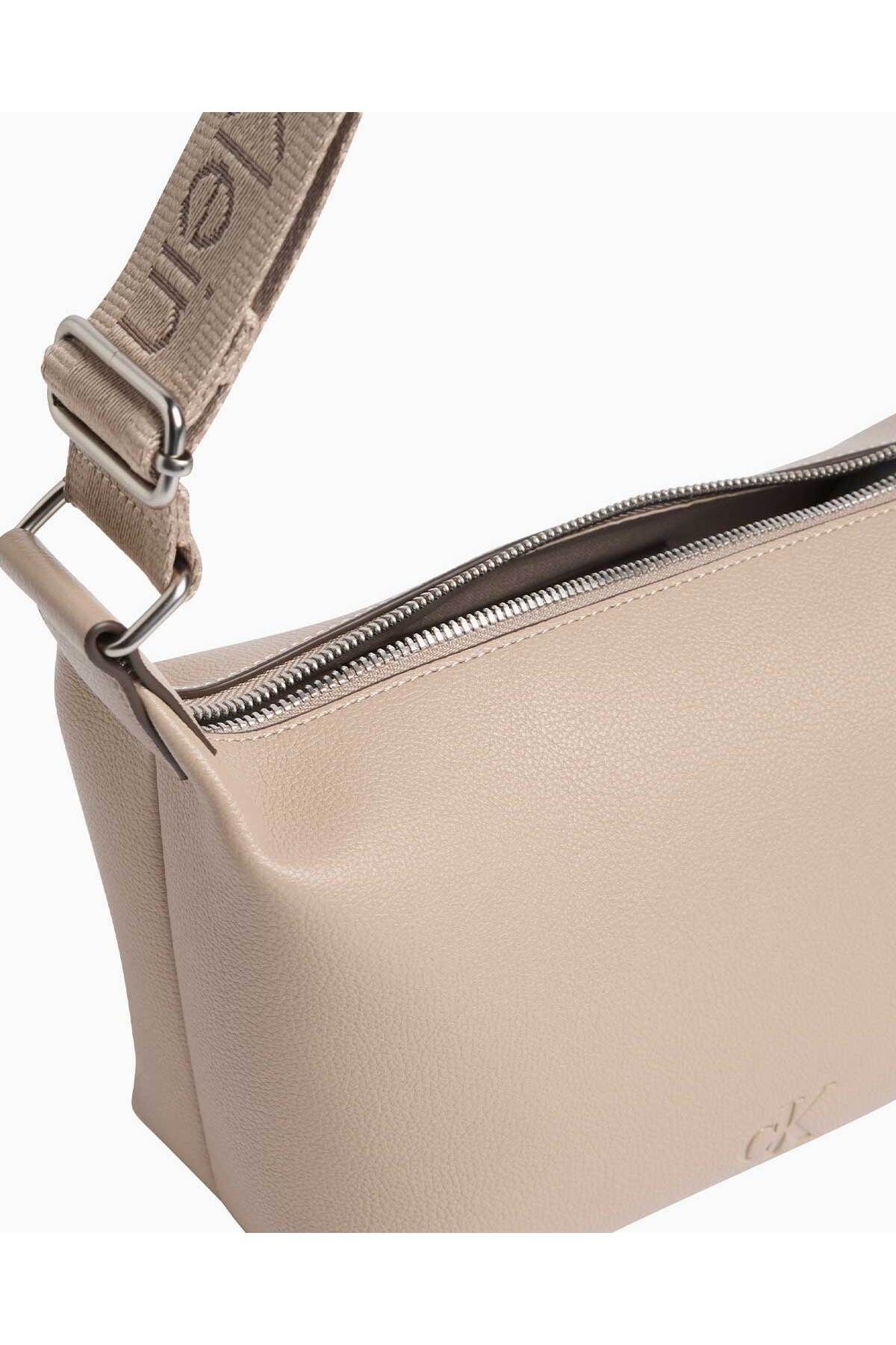 Calvin Klein-حقيبة كتف خفيفة للغاية 4